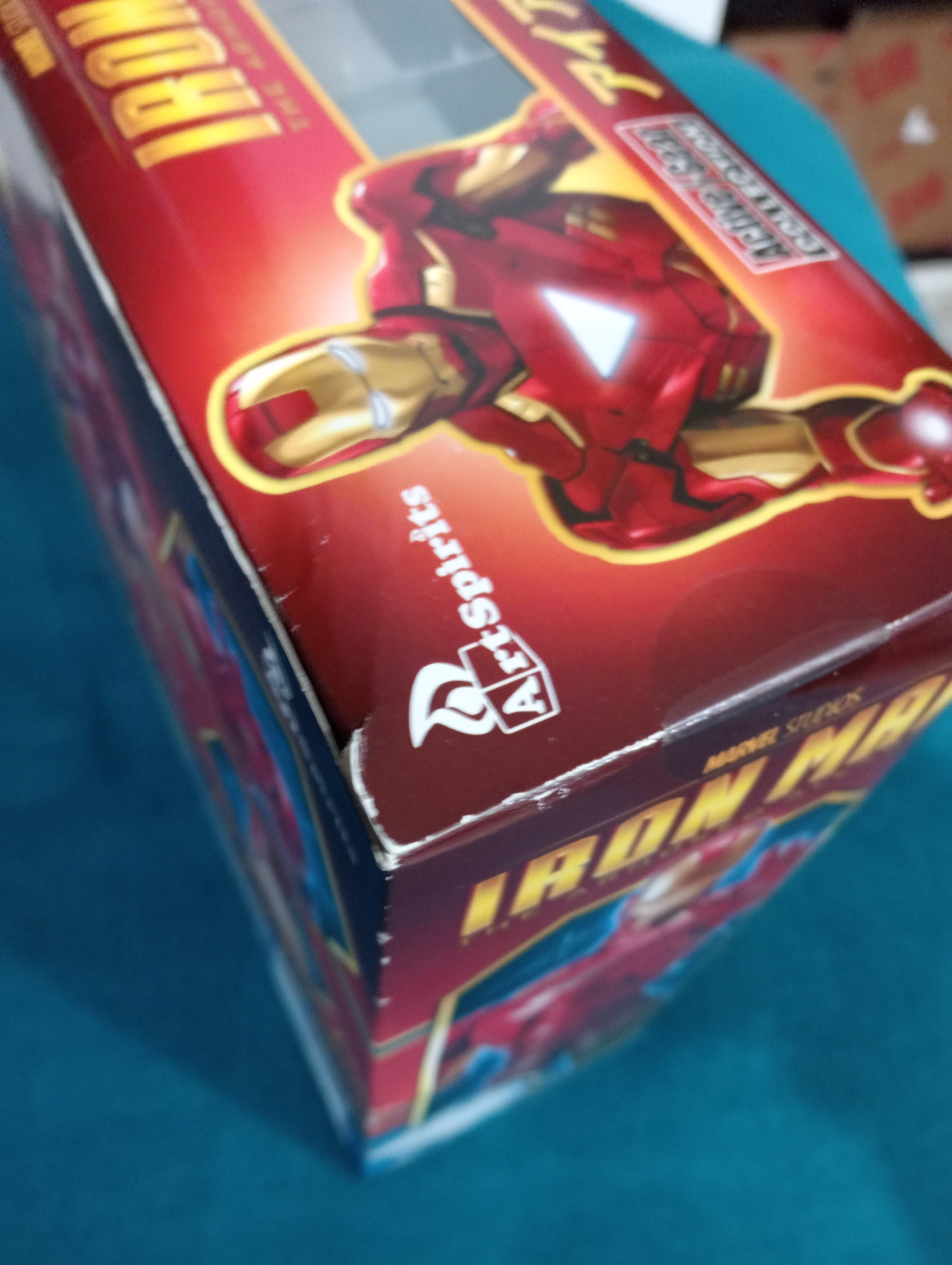 Esquina de la caja original del Iron Man Mark VI mostrando el desgaste del cartón