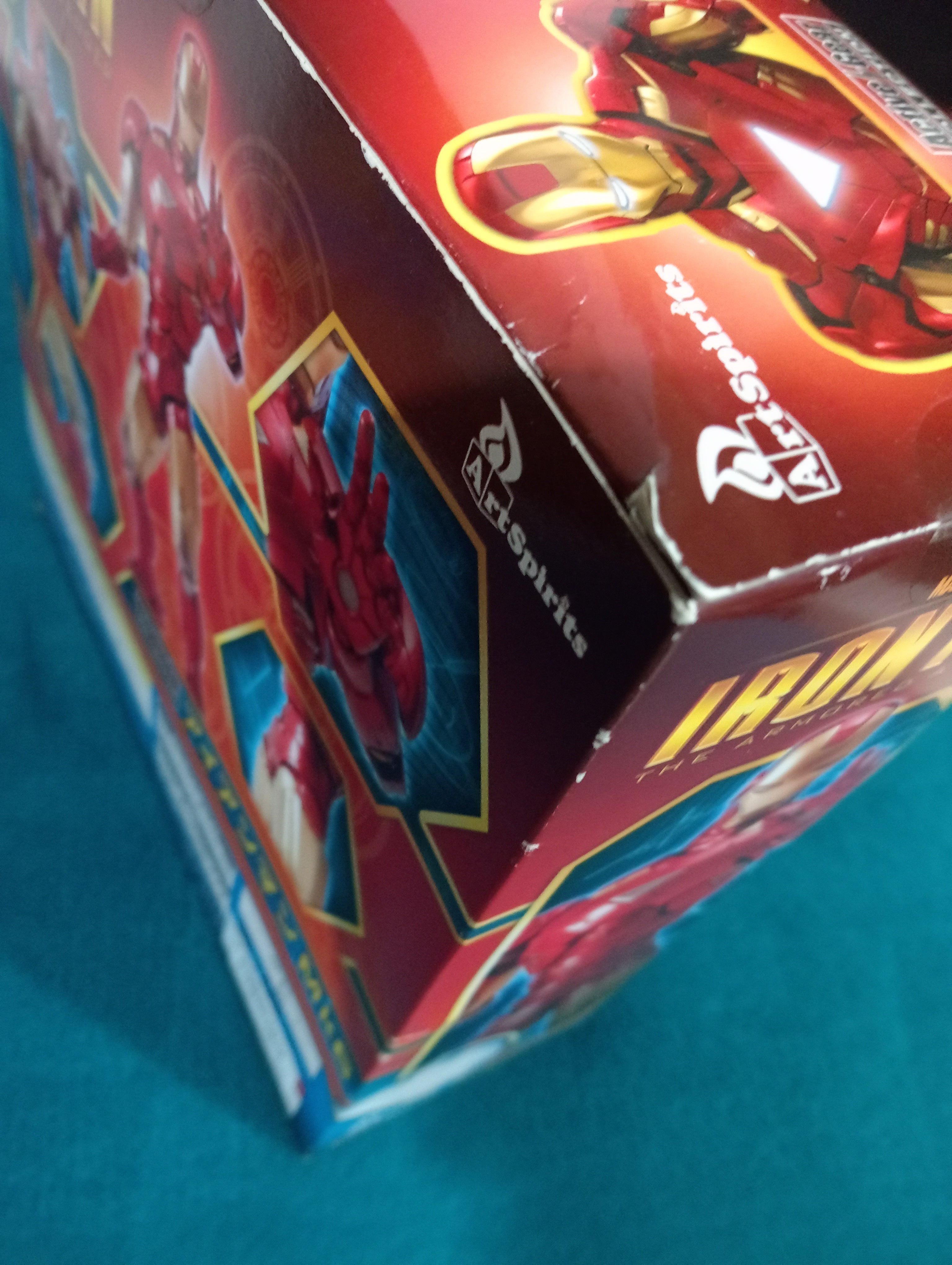 Detalle del empaque del Iron Man Mark VI con roces y esquinas golpeadas