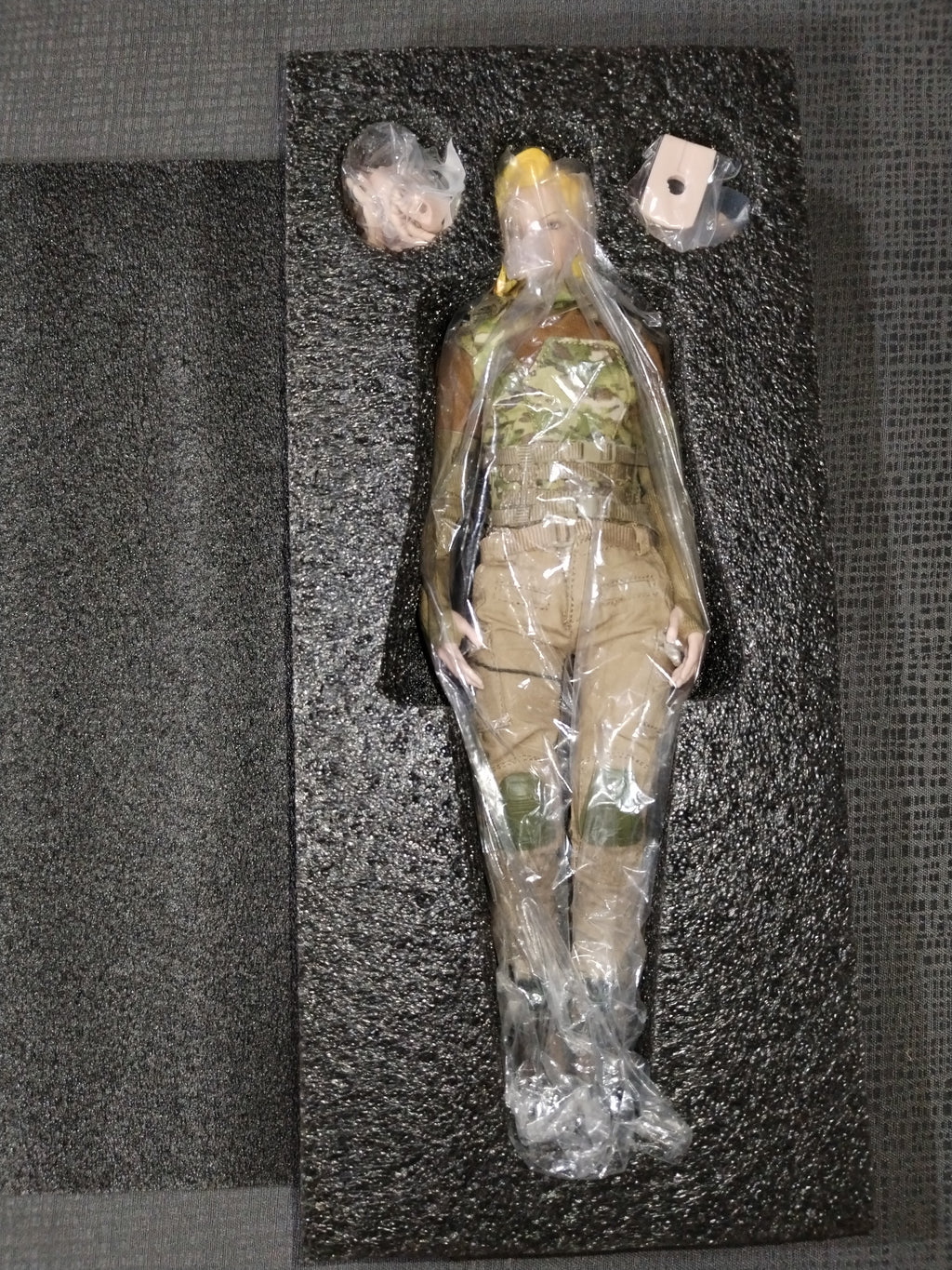 War Girl 1/6: figura embolsada dentro de la charola de espuma