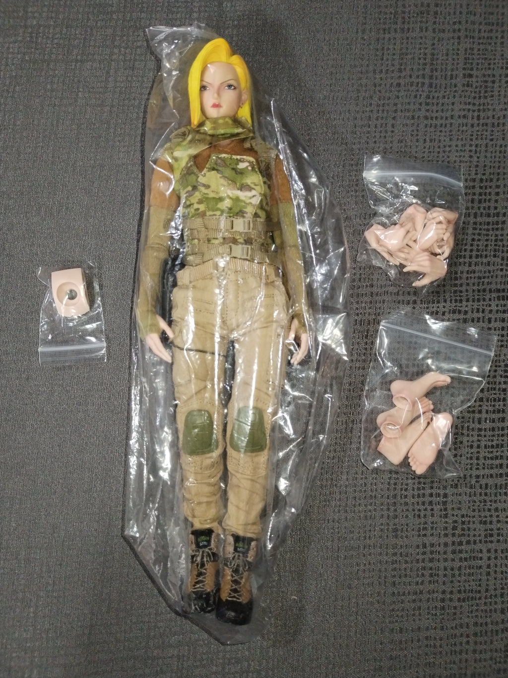 War Girl 1/6: despiece con la figura, manos, pies y pistola Colt 1911