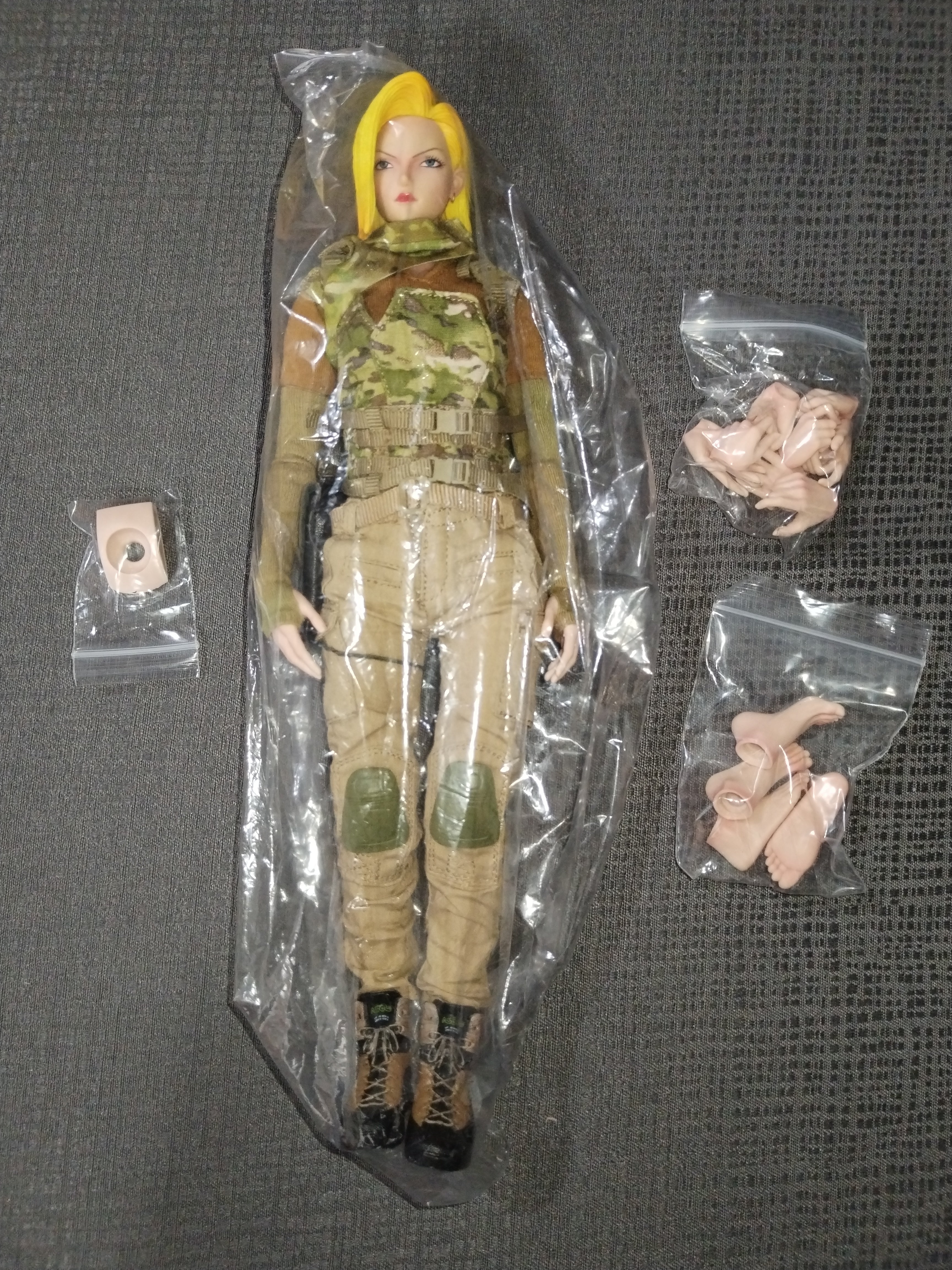 War Girl 1/6: despiece con la figura, manos, pies y pistola Colt 1911