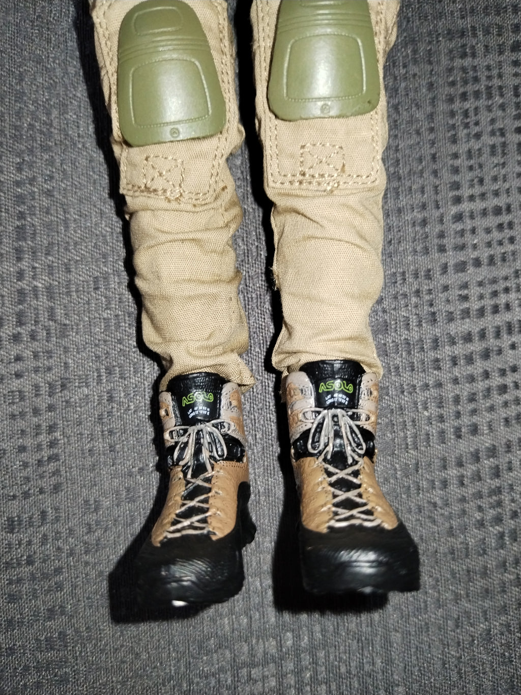 War Girl 1/6: rodilleras verdes integradas al pantalón cargo