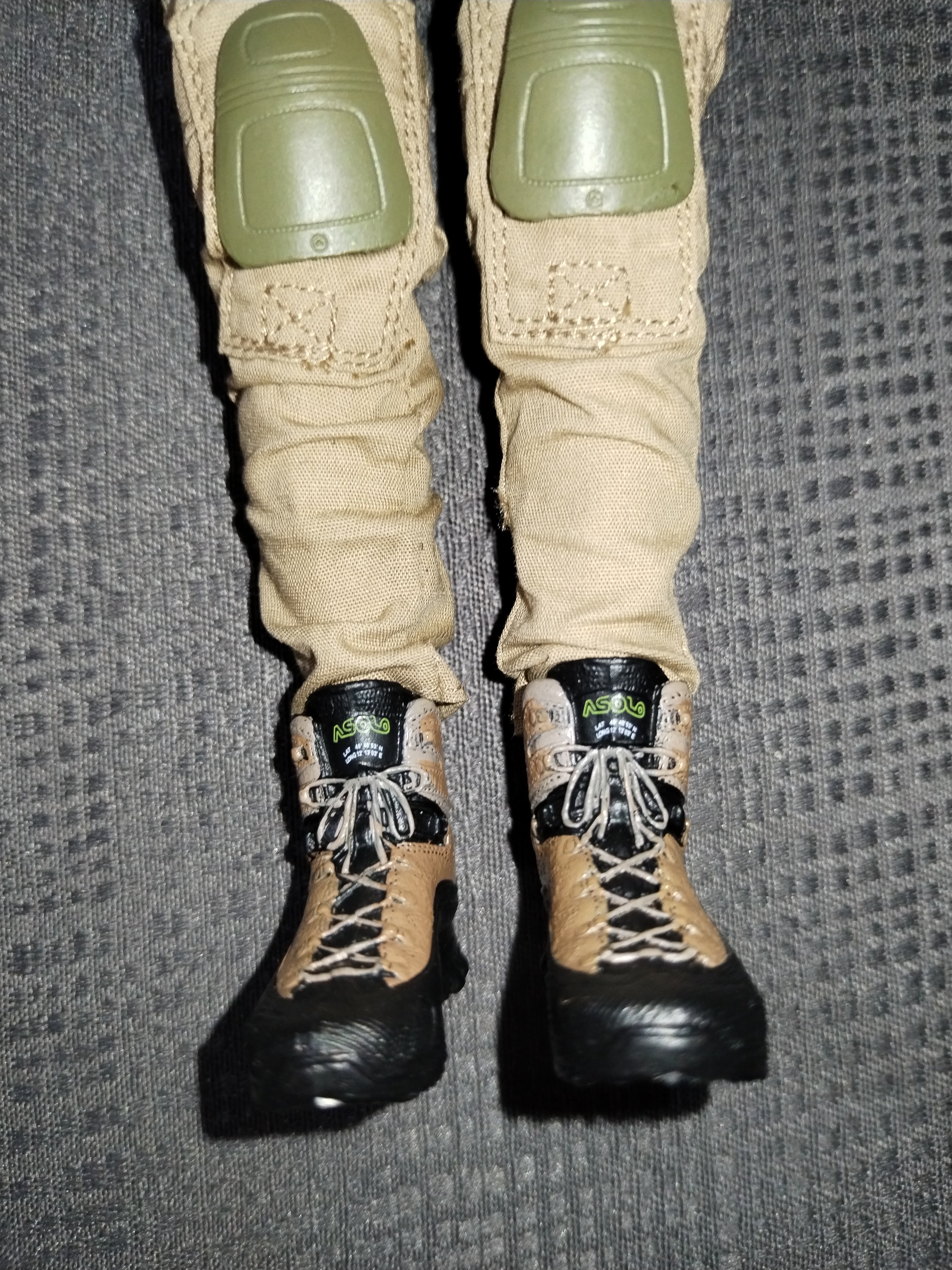 War Girl 1/6: rodilleras verdes integradas al pantalón cargo