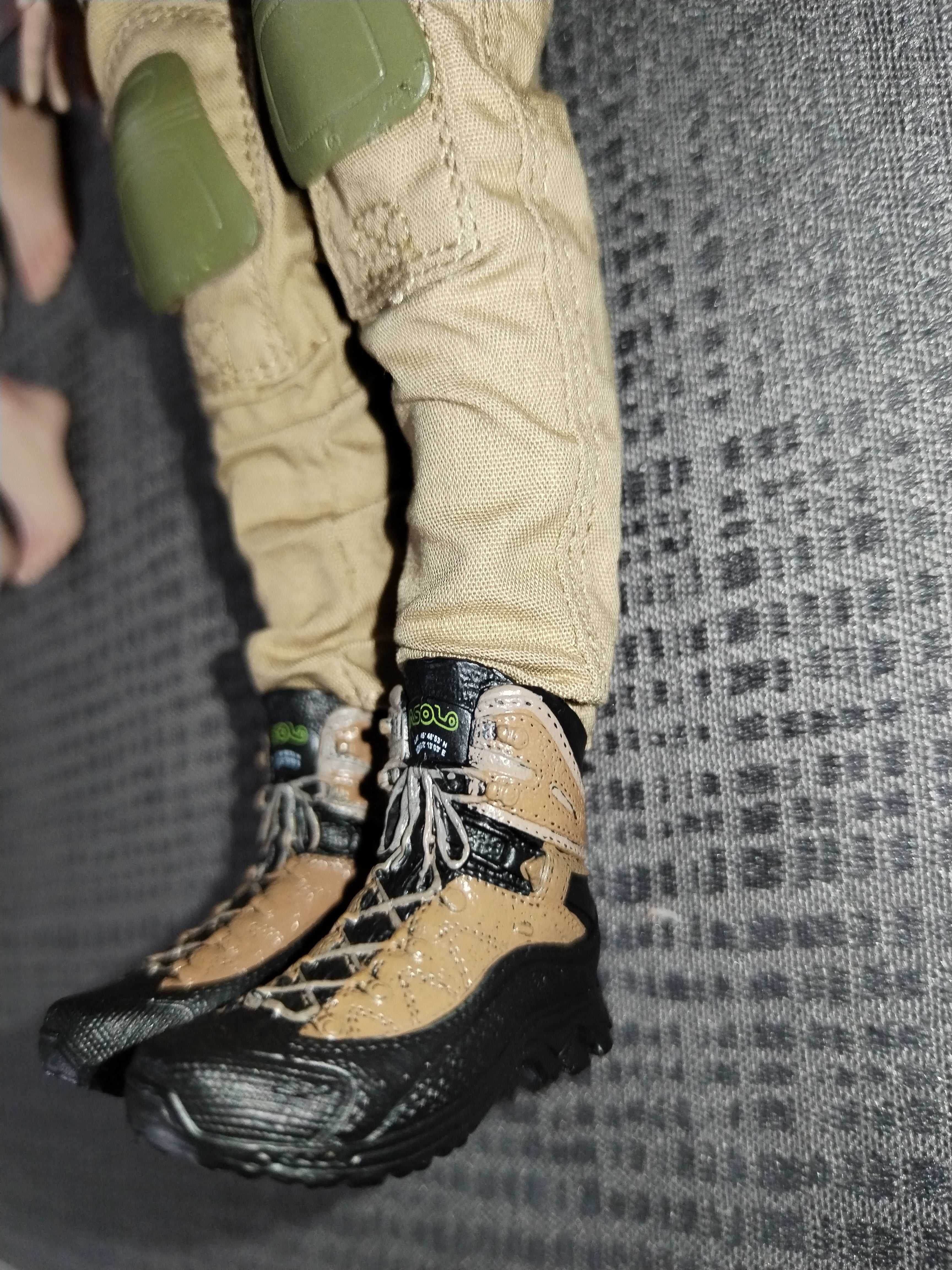 War Girl 1/6: detalle de las rodilleras y el pantalón