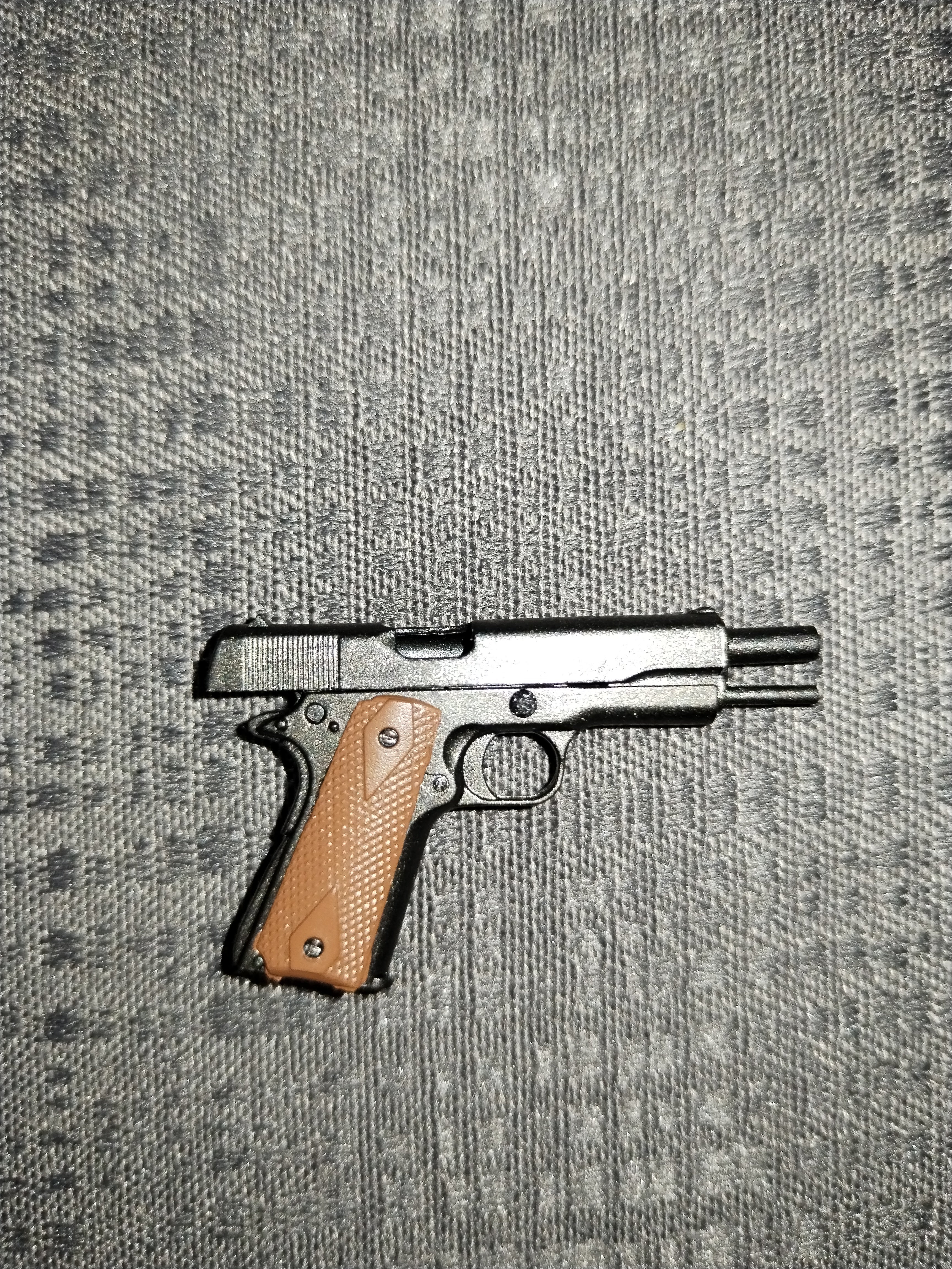 War Girl 1/6: pistola Colt 1911 de perfil