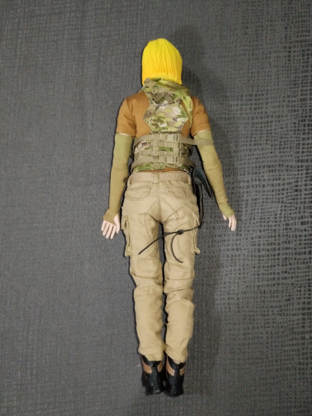 War Girl 1/6: figura acostada con el uniforme completo