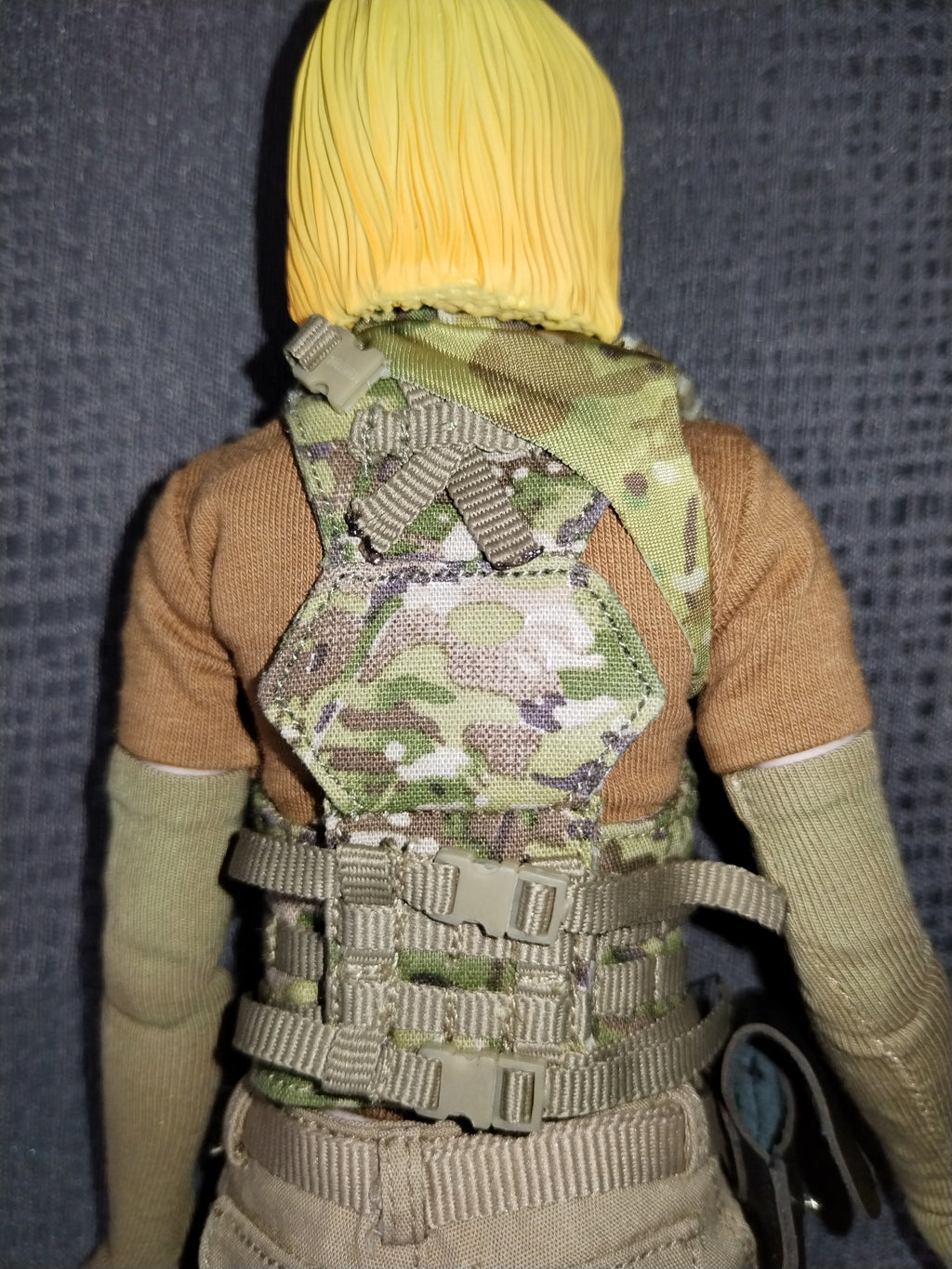 War Girl 1/6: chaleco y suéter café vistos desde arriba