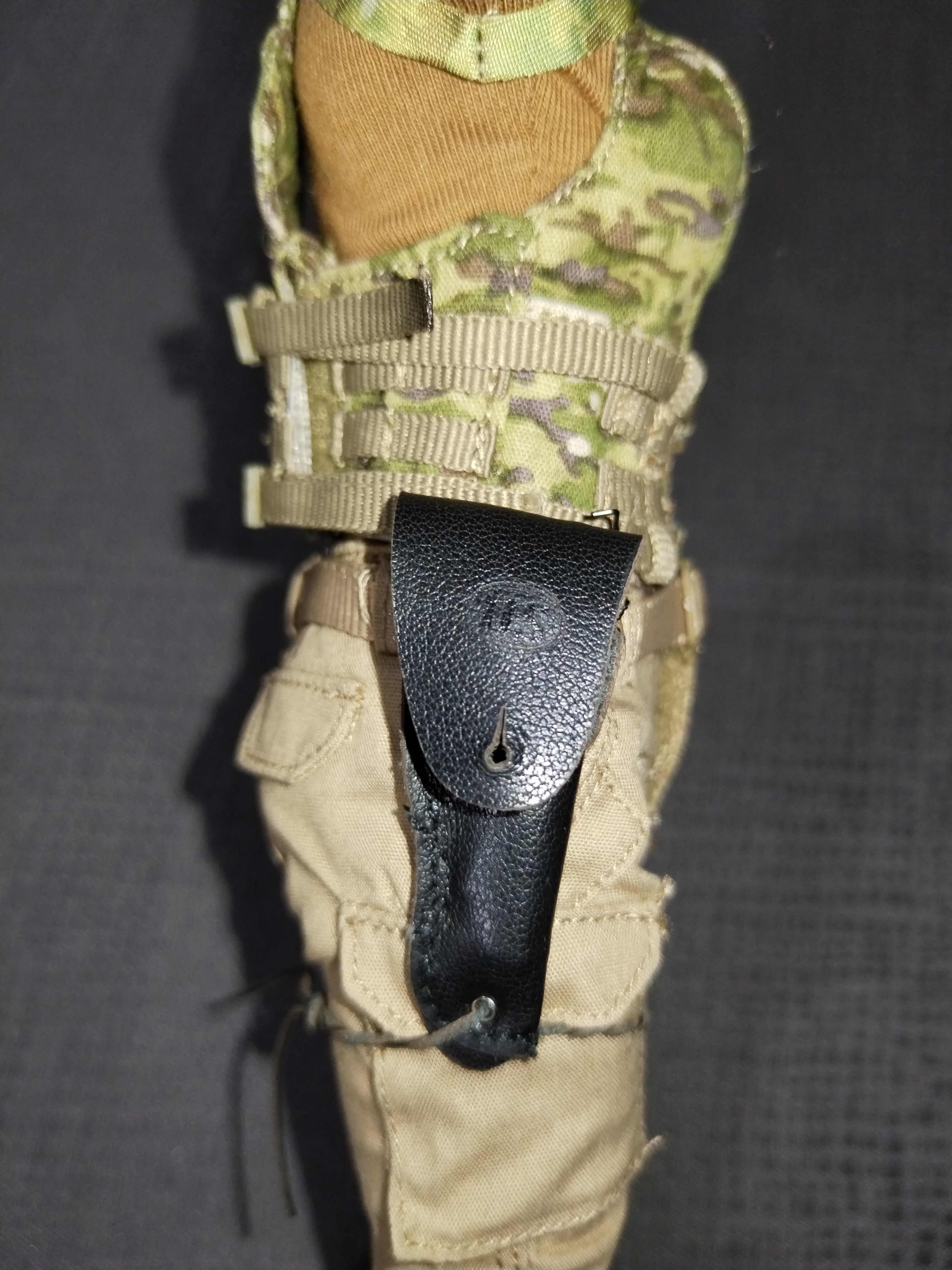War Girl 1/6: pañoleta al cuello, acercamiento