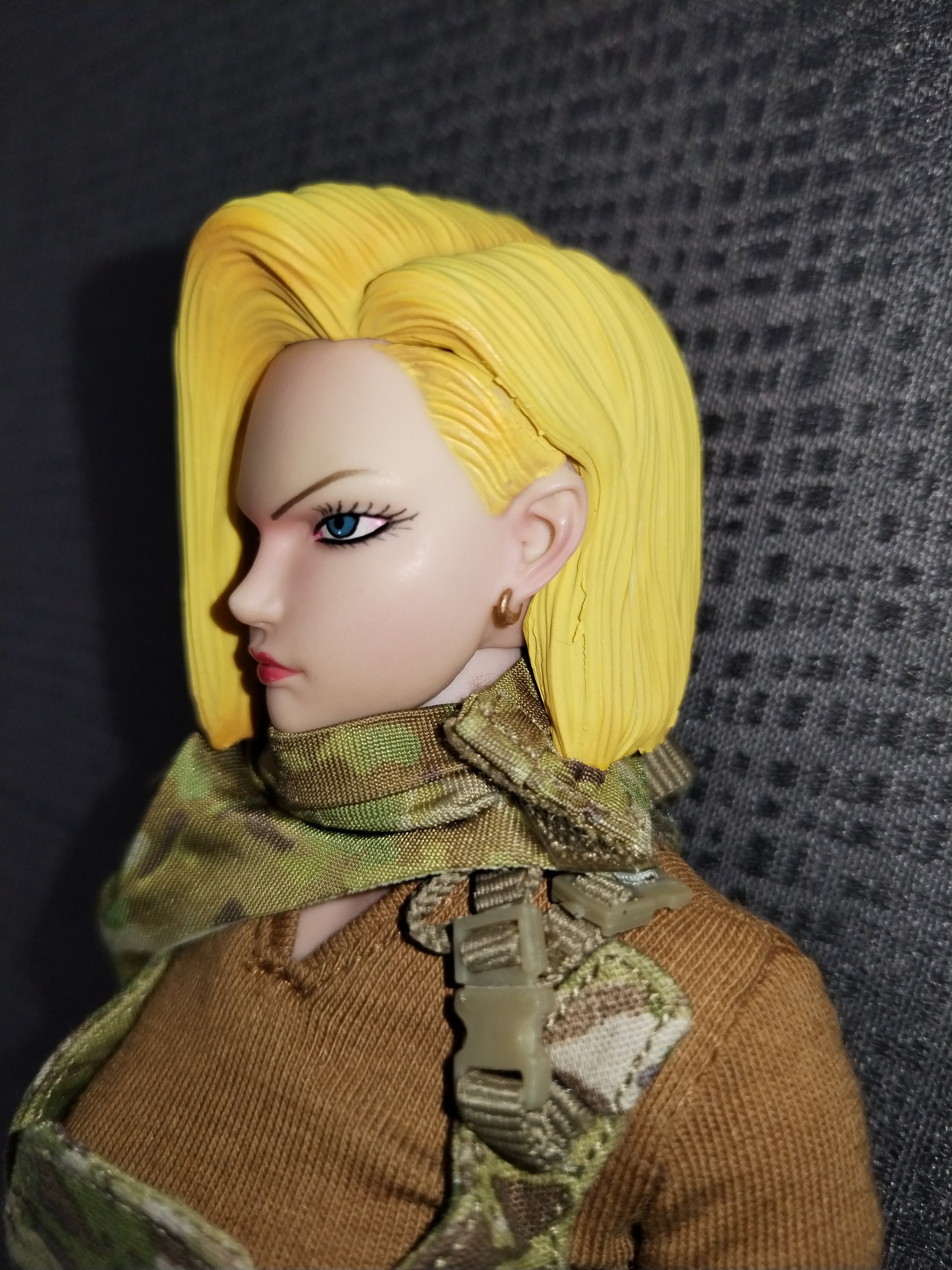 War Girl 1/6: cabello rubio a media melena visto desde atrás