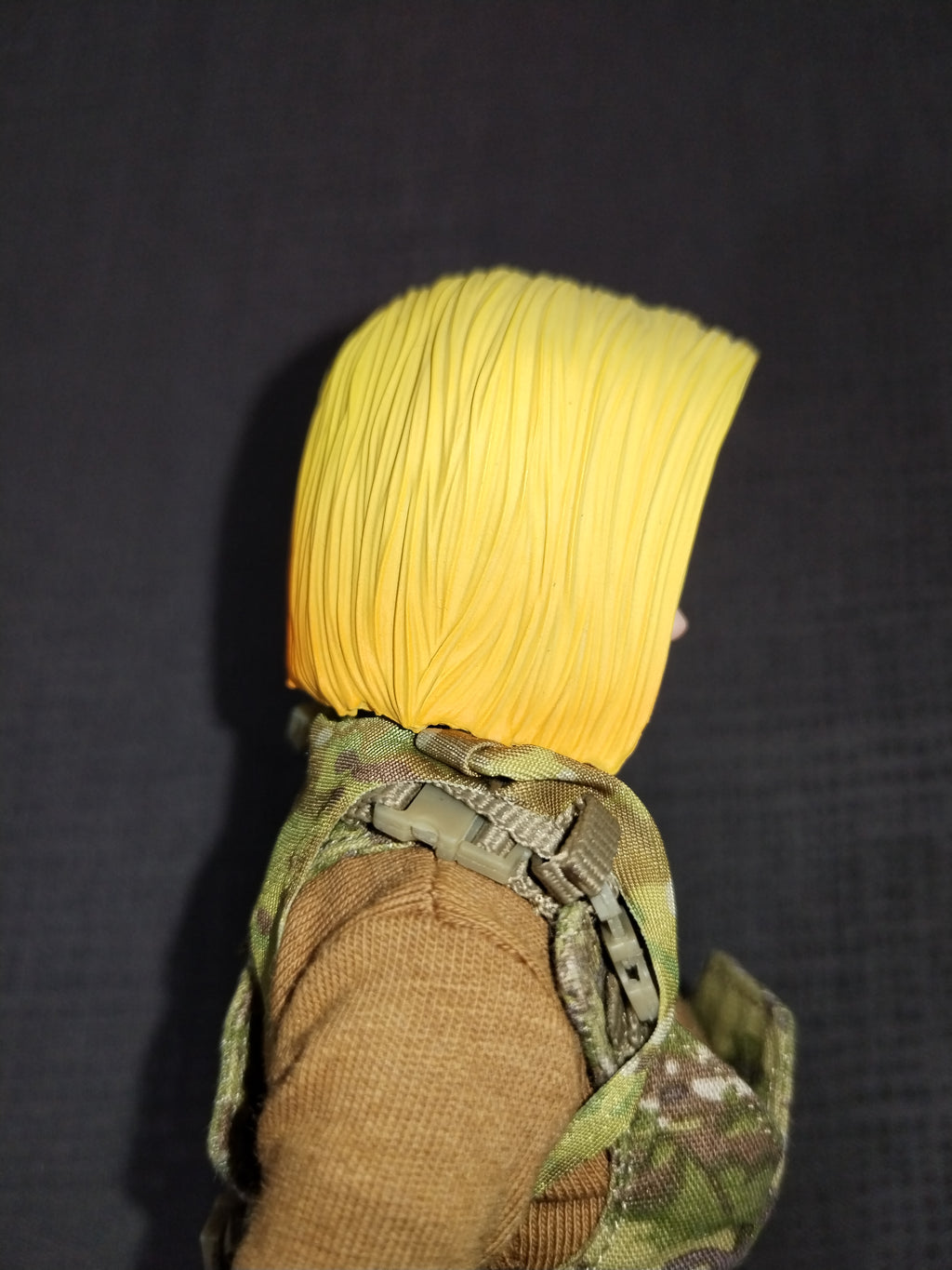 War Girl 1/6: rostro anime de frente bajo la capucha