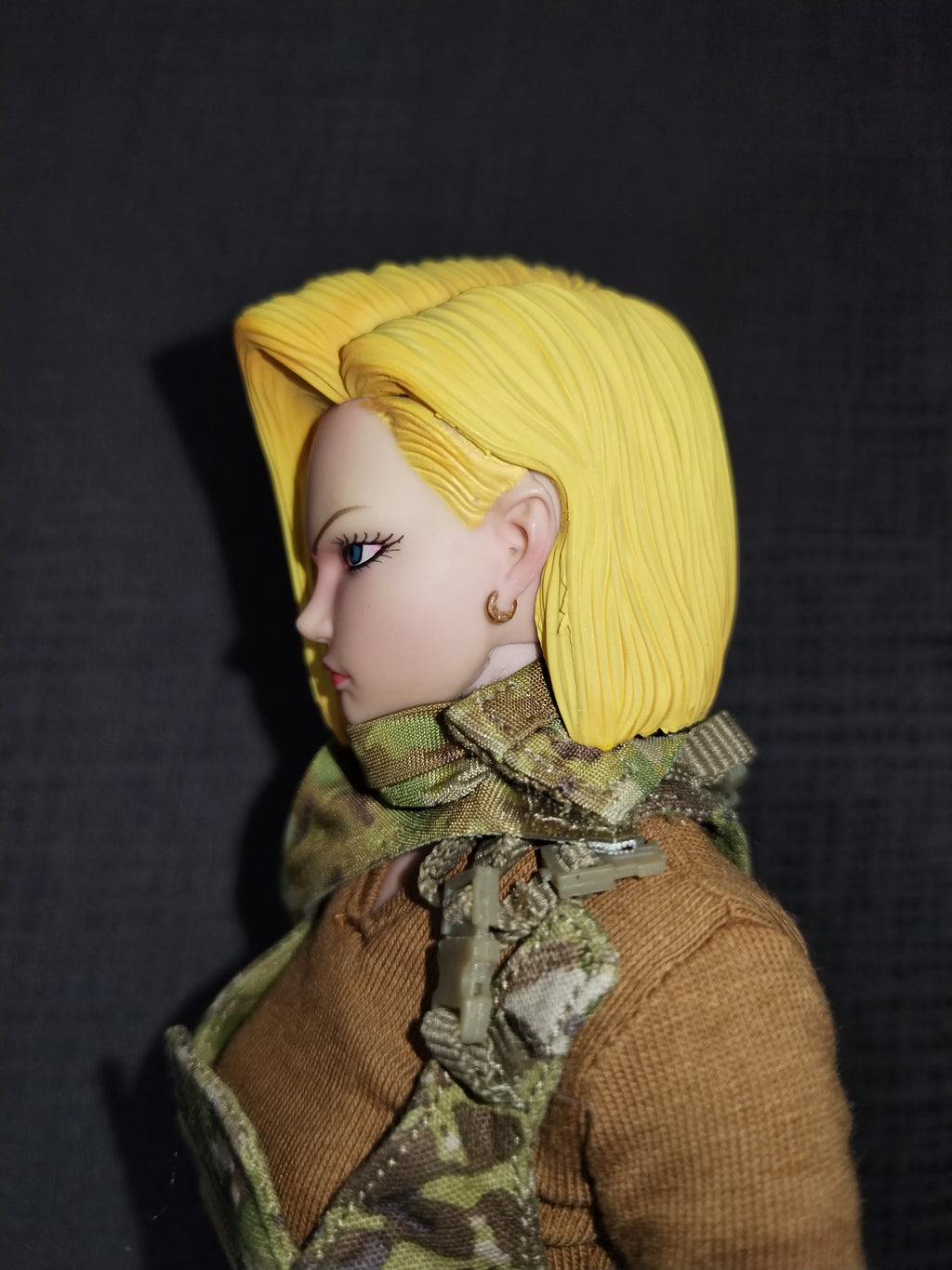 War Girl 1/6: rostro anime de perfil con arete integrado