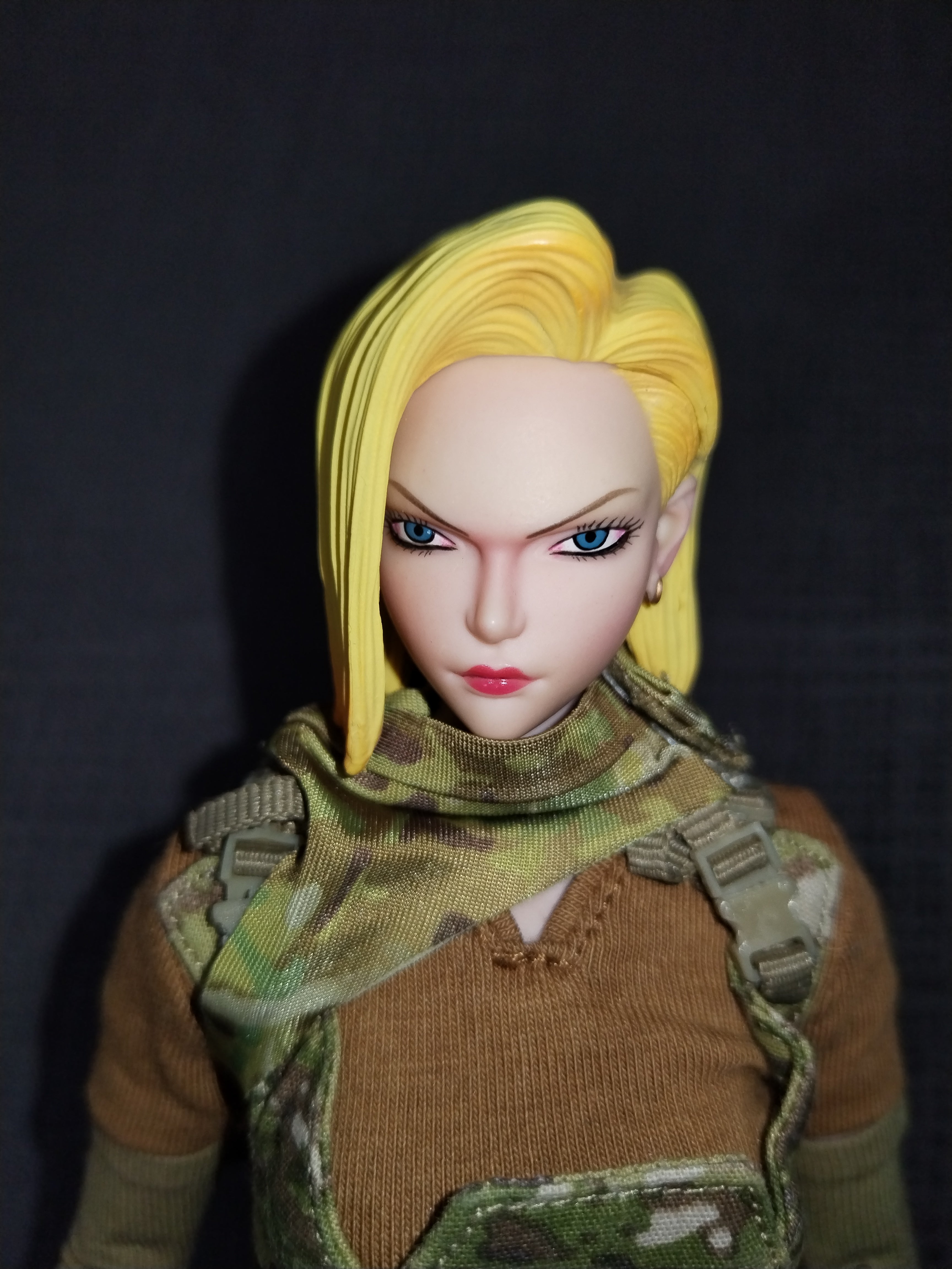 War Girl 1/6: acercamiento a los ojos pintados a detalle