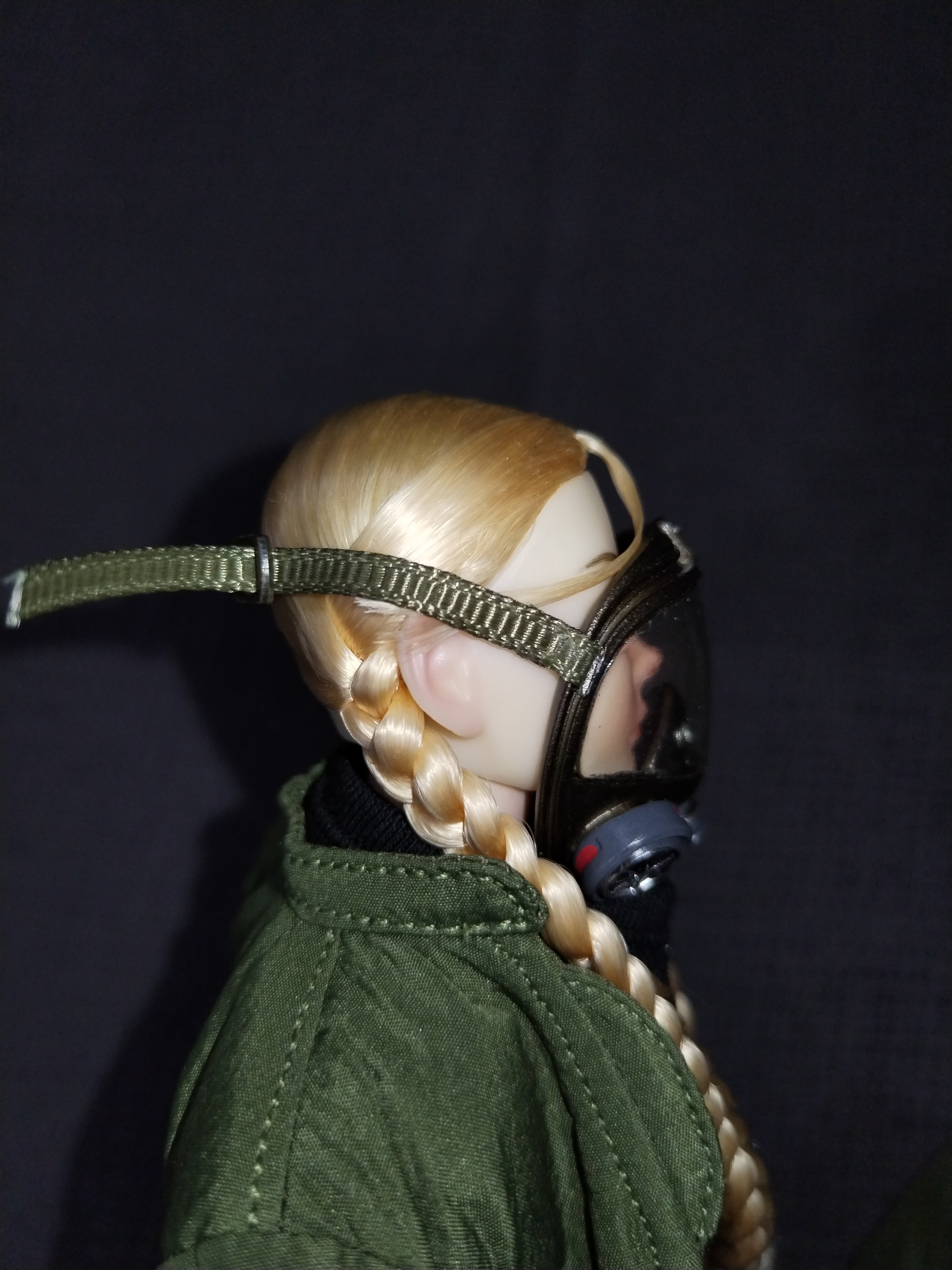 Apocalypse Girl 1/6: figura con respirador y casco dorado, de perfil