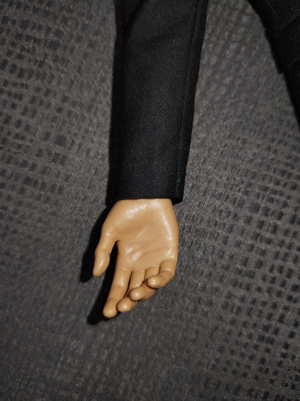 Executive Underworld 1/6: pistola bajo el saco, al cinto