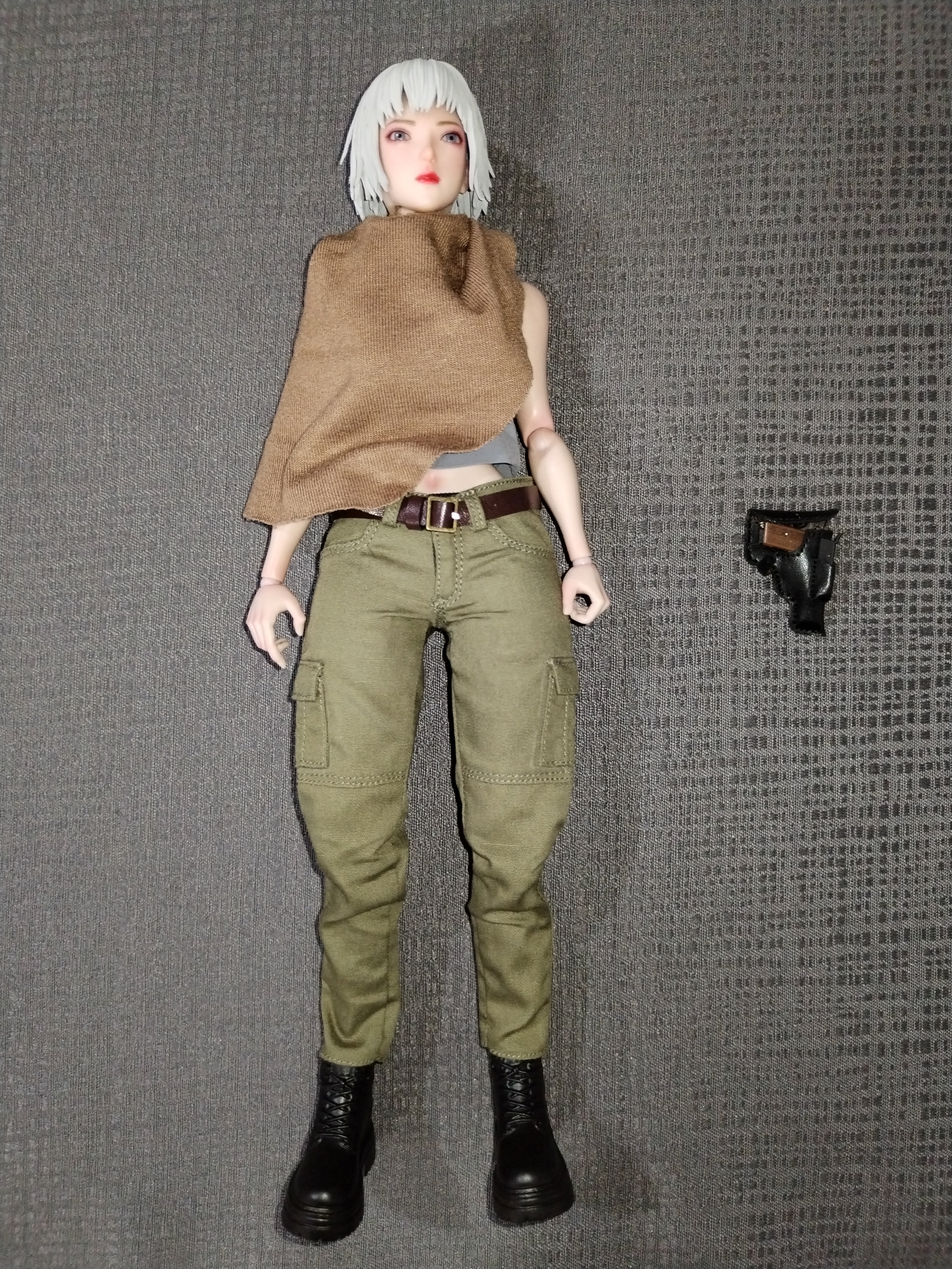 Ash Girl 1/6: figura completa de pie con manta al hombro y pantalón táctico
