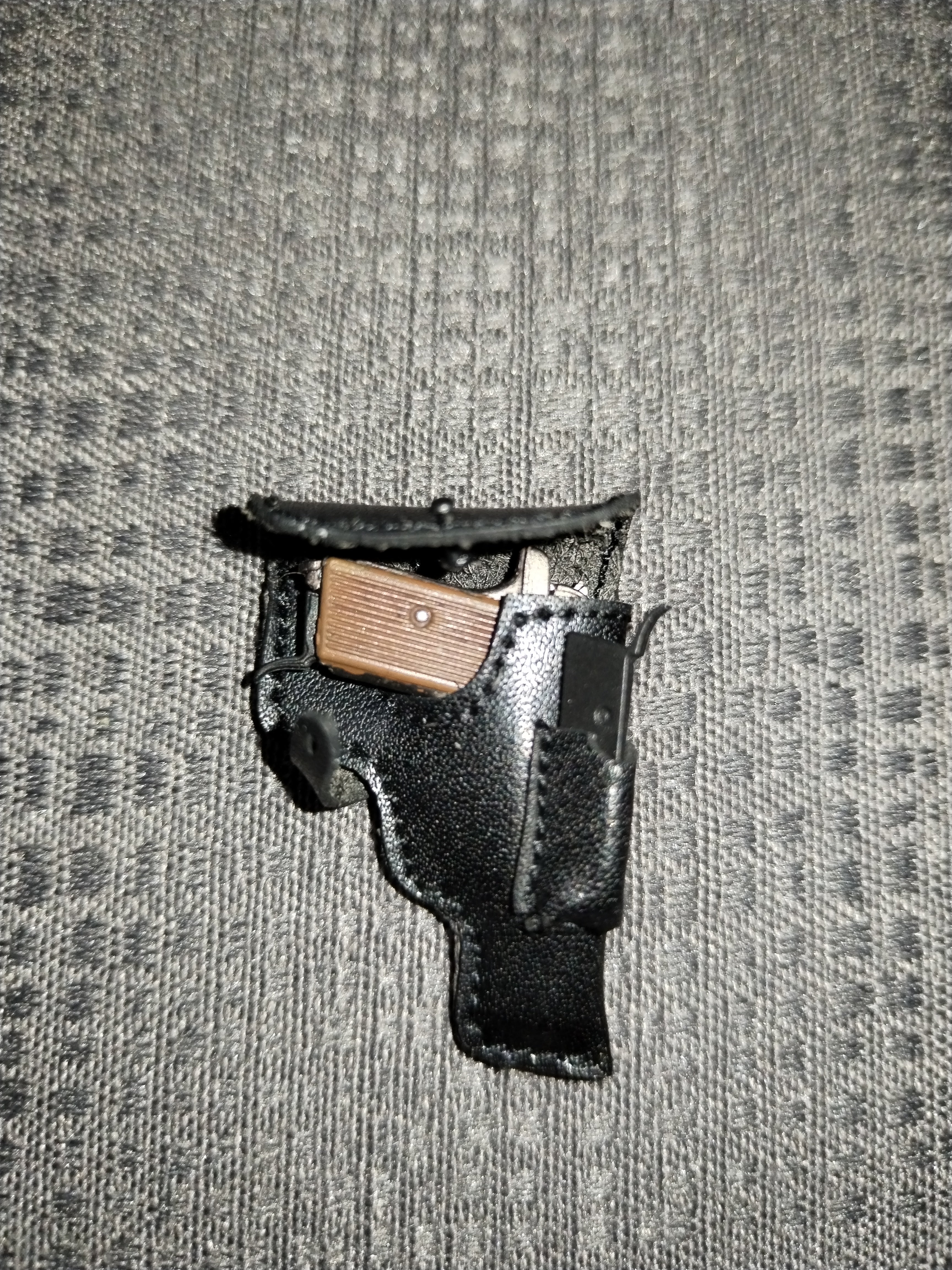 Ash Girl 1/6: pistola semiautomática guardada en su funda de piel