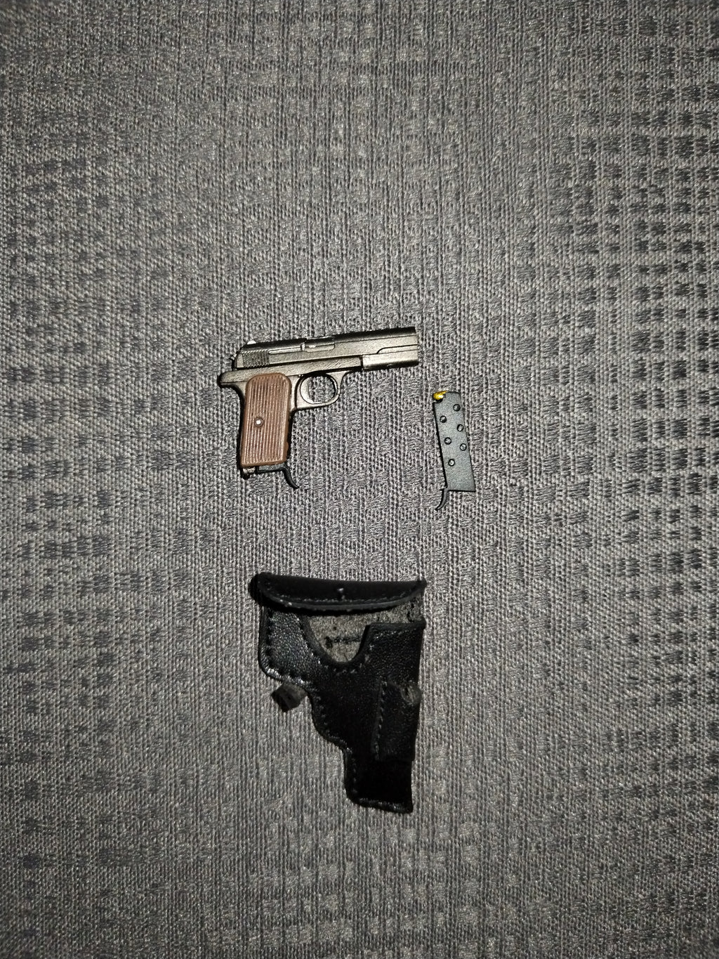 Ash Girl 1/6: pistola con cachas cafés, funda y cargador desmontable