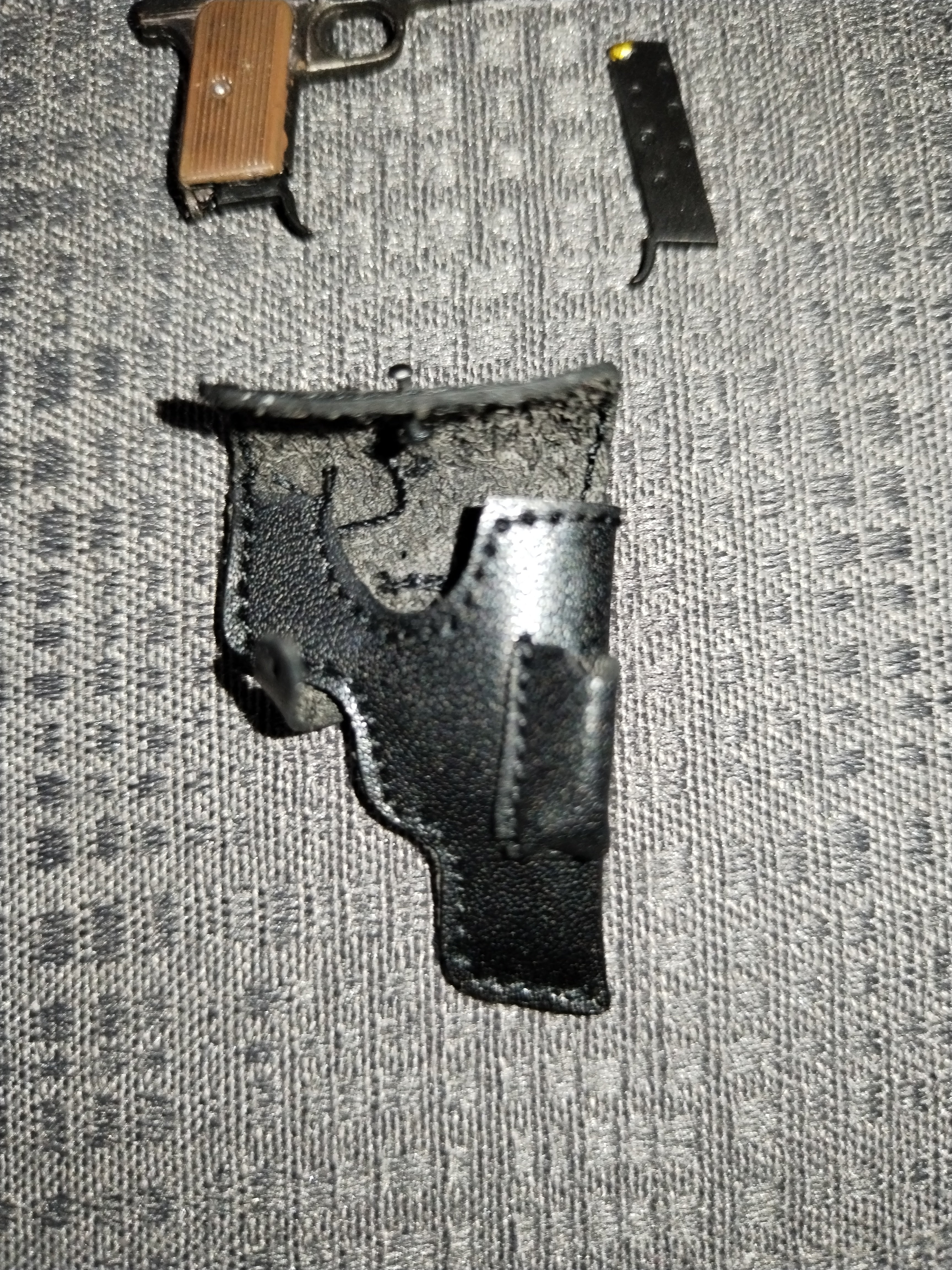 Ash Girl 1/6: pistola fuera de la funda, vista superior