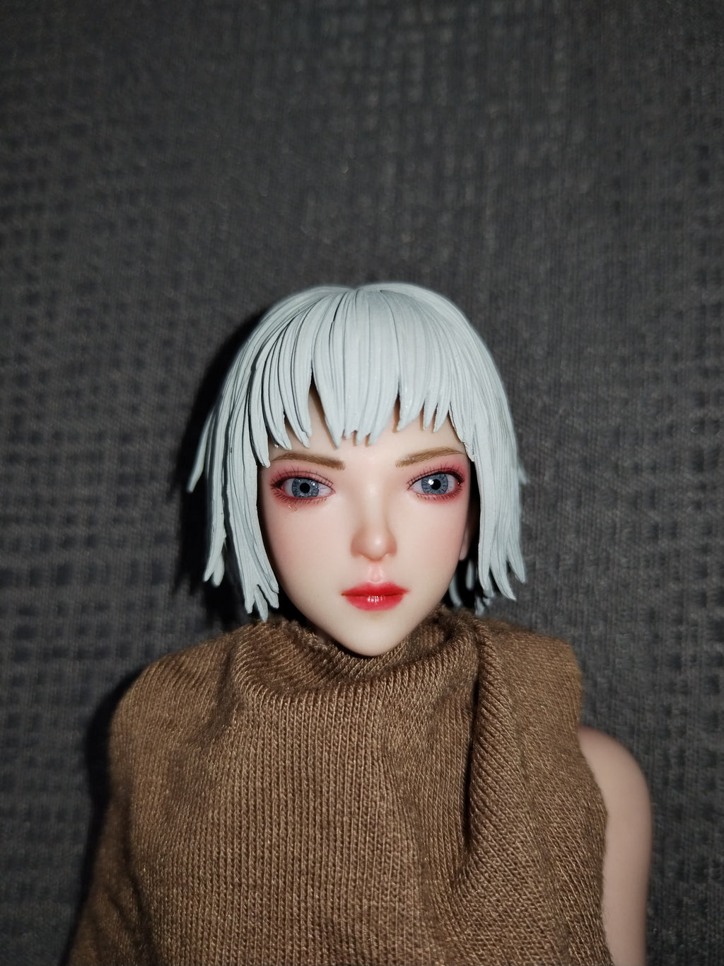 Ash Girl 1/6: rostro y cabello plateado corto bajo la manta café