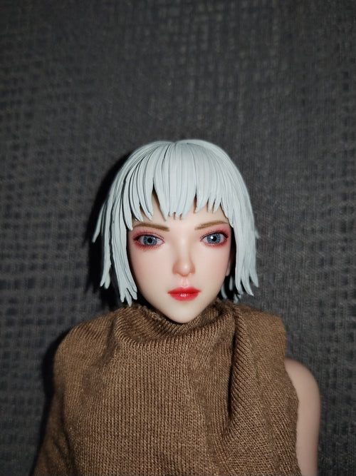 Ash Girl 1/6: rostro y cabello plateado corto bajo la manta café