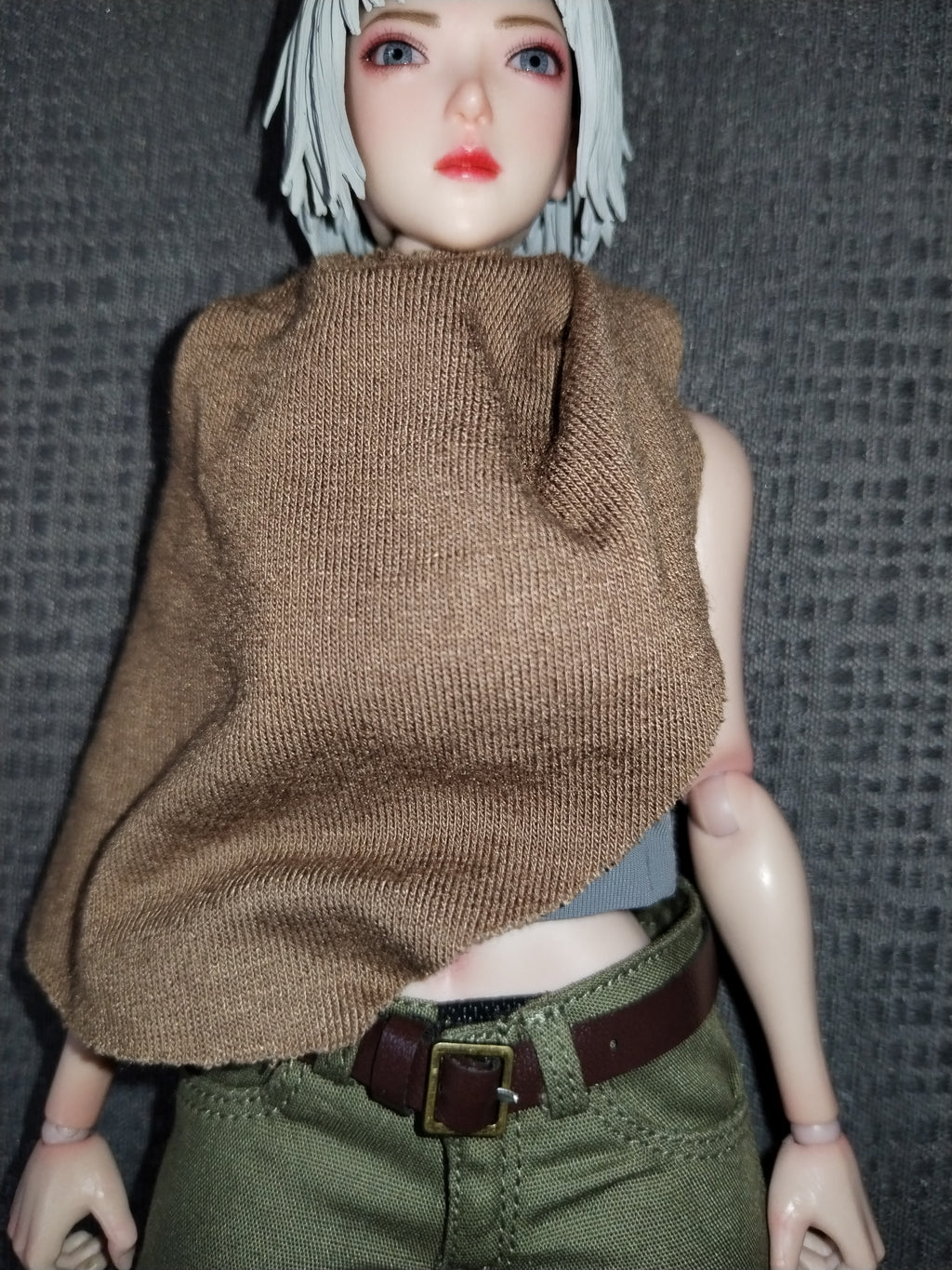 Ash Girl 1/6: manta café sobre el hombro, detalle de la caída