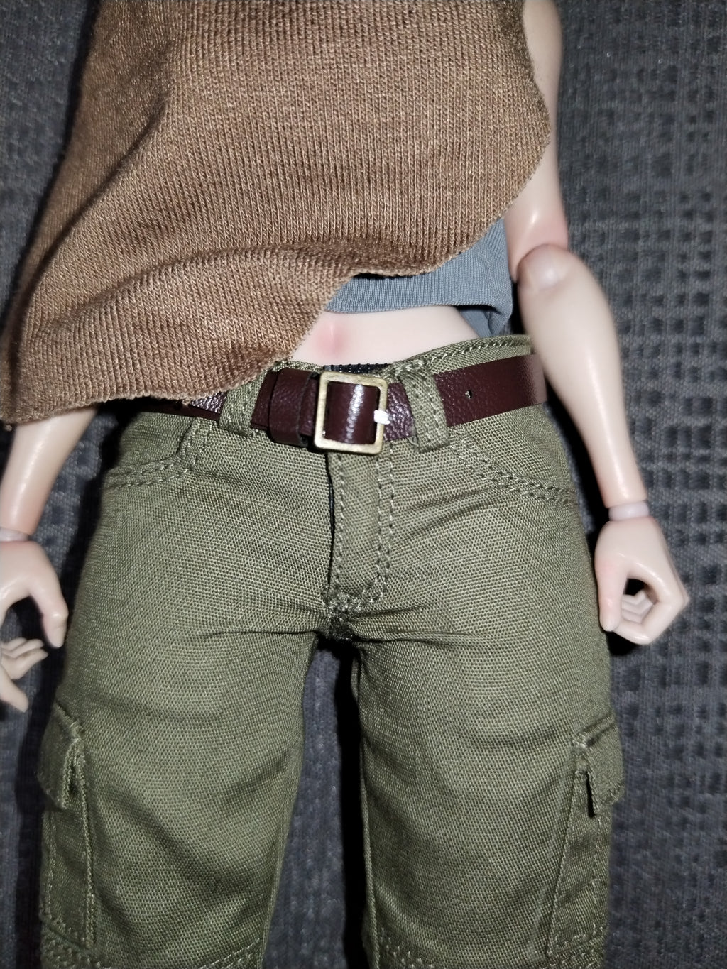 Ash Girl 1/6: cinturón café y pantalón táctico verde olivo