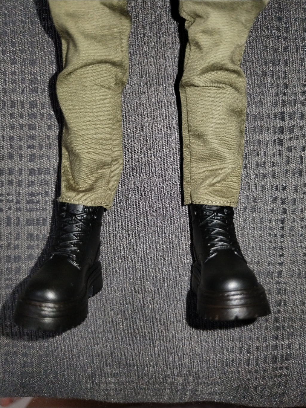 Ash Girl 1/6: botas negras de perfil sobre el pantalón