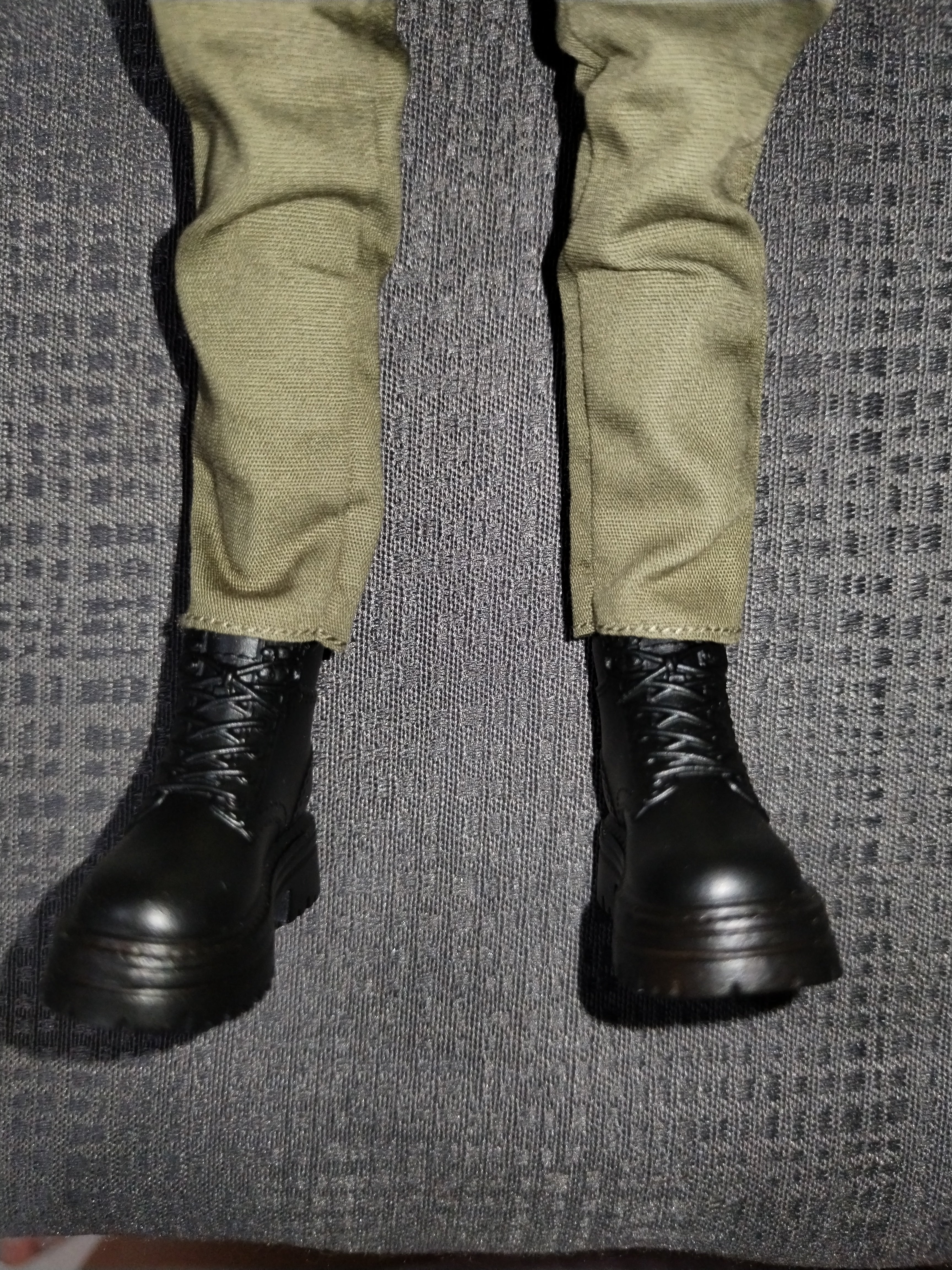 Ash Girl 1/6: botas negras de perfil sobre el pantalón