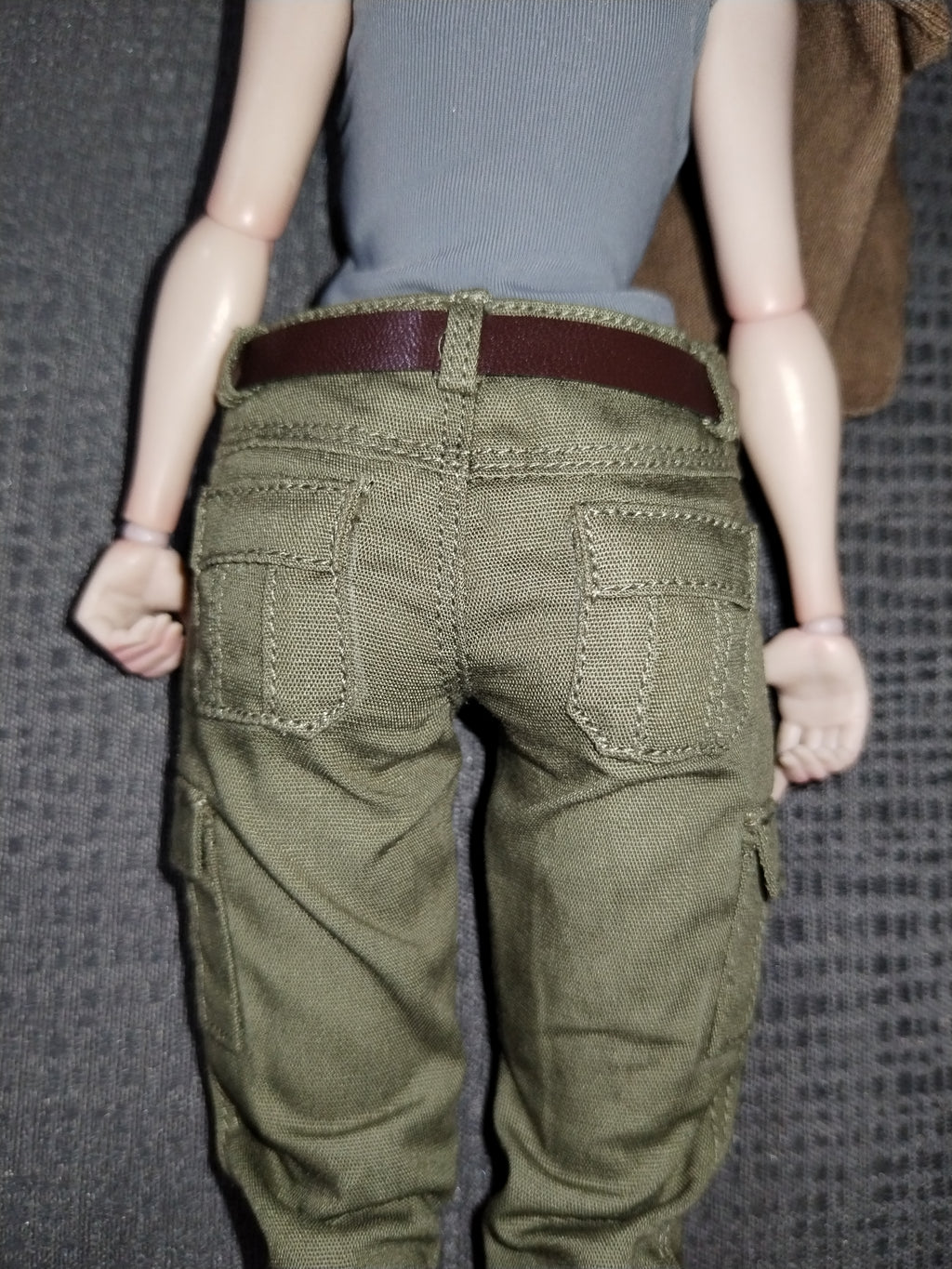 Ash Girl 1/6: espalda de la playera gris y el pantalón