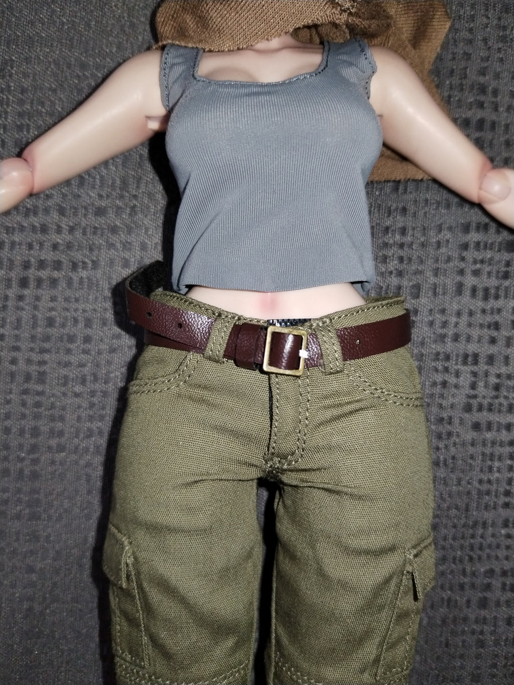 Ash Girl 1/6: torso completo con playera gris y cinturón