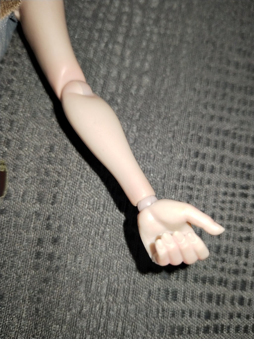Ash Girl 1/6: brazo articulado con mano de agarre