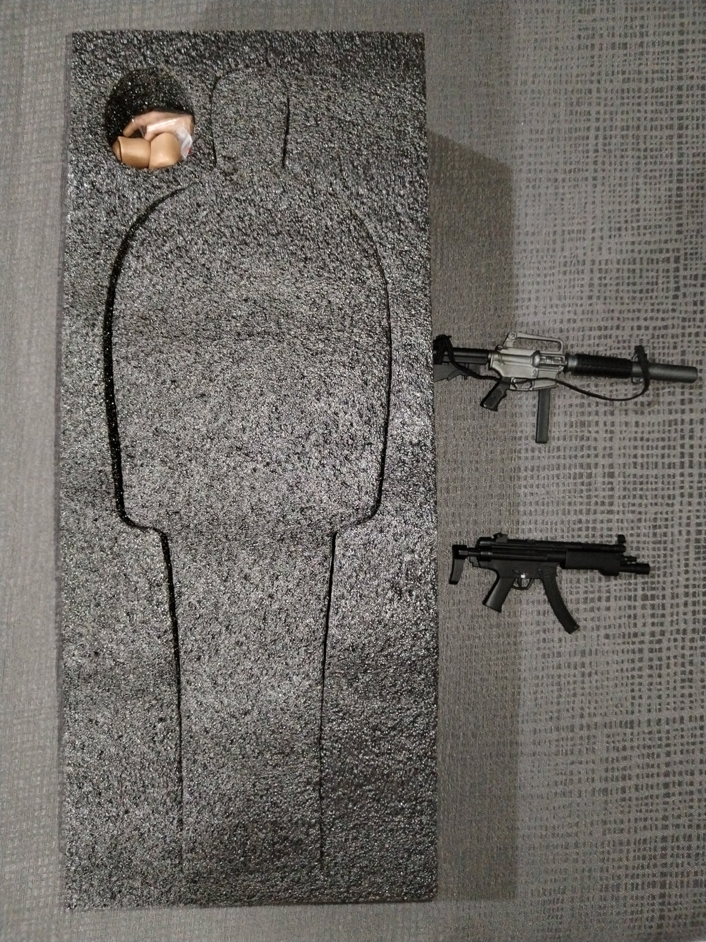 Assassin Underworld 1/6: figura en la charola con sus dos armas largas