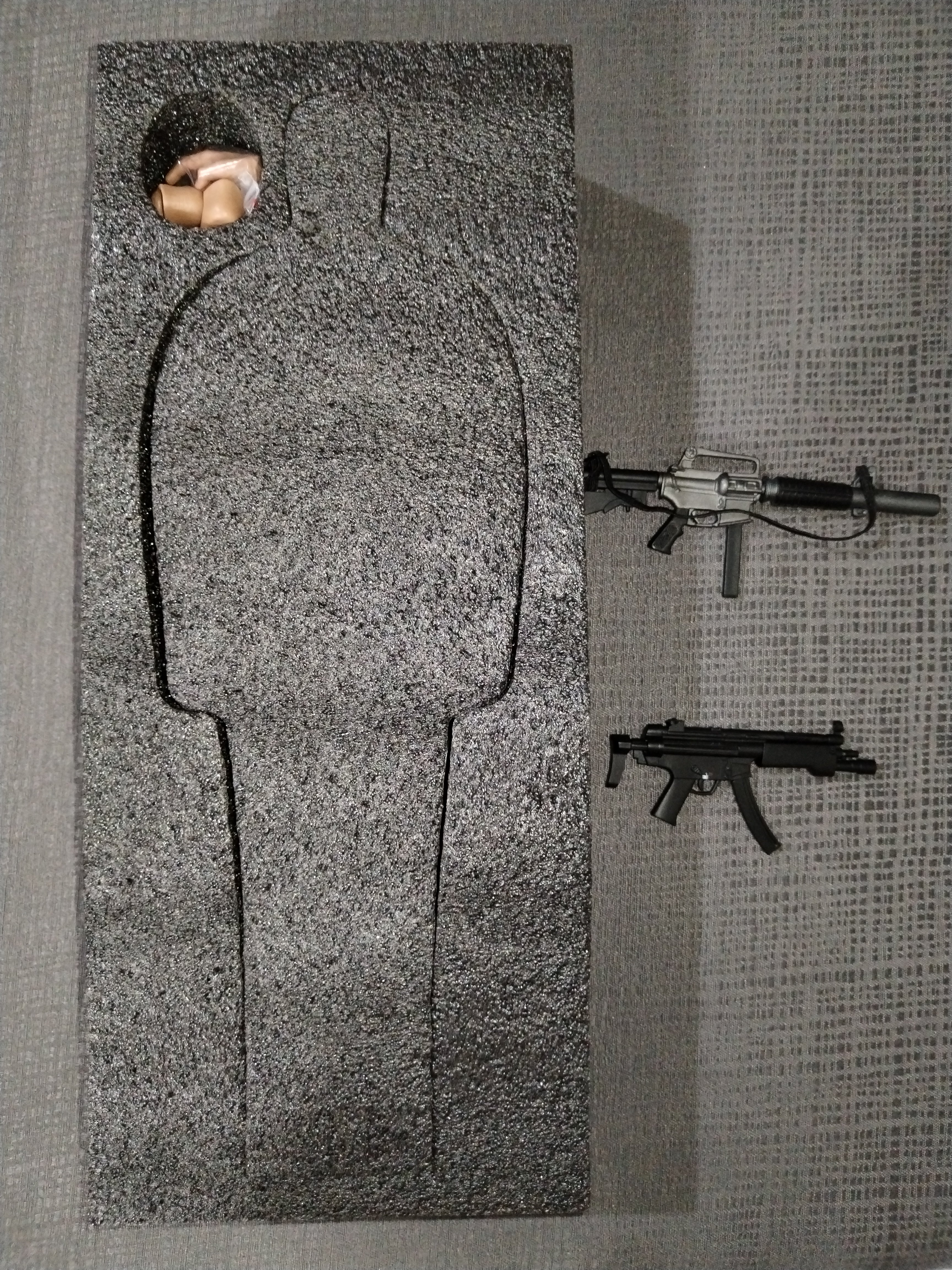Assassin Underworld 1/6: figura en la charola con sus dos armas largas