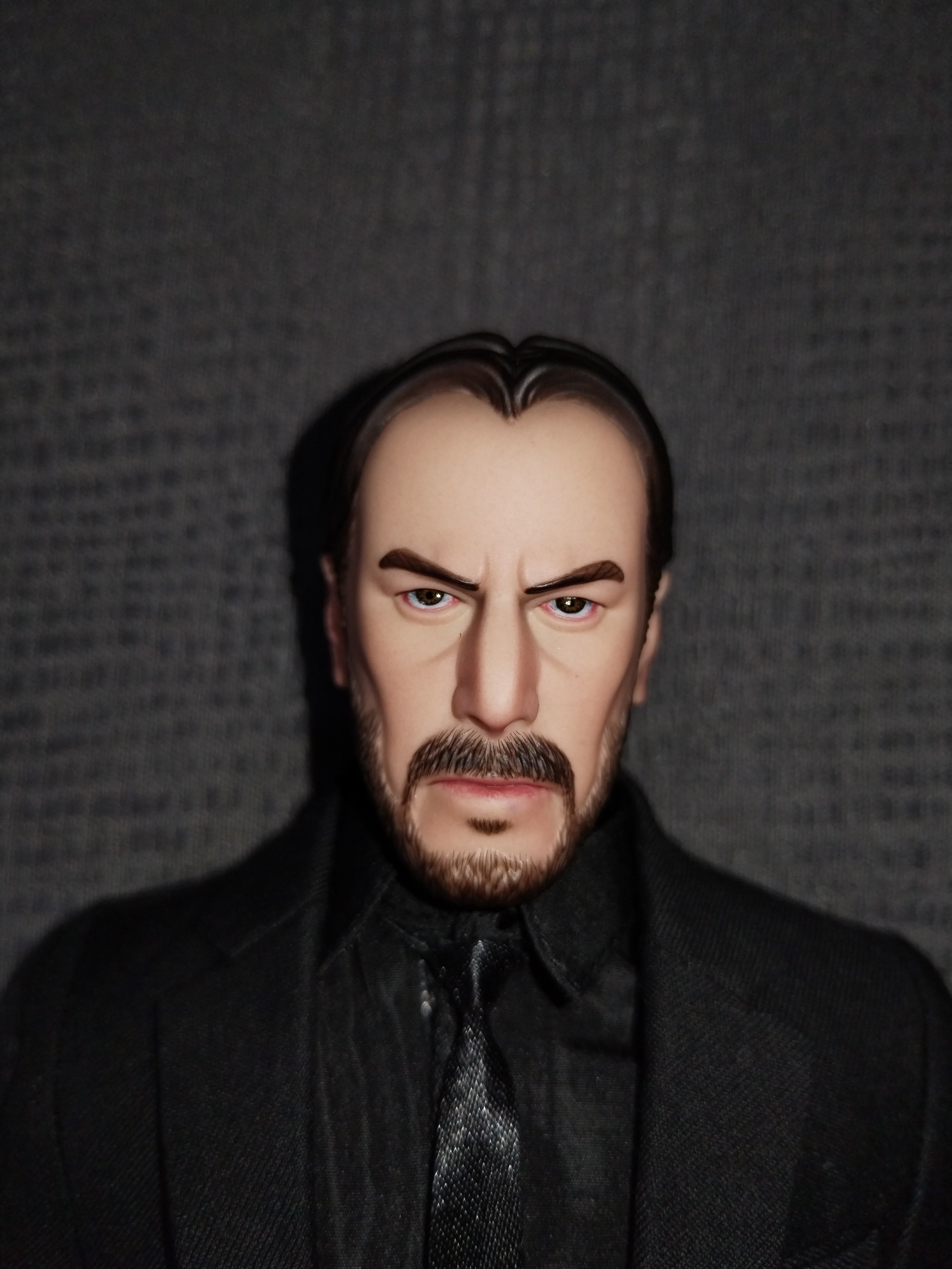 Assassin Underworld 1/6: rostro con barba y cabello oscuro peinado hacia atrás