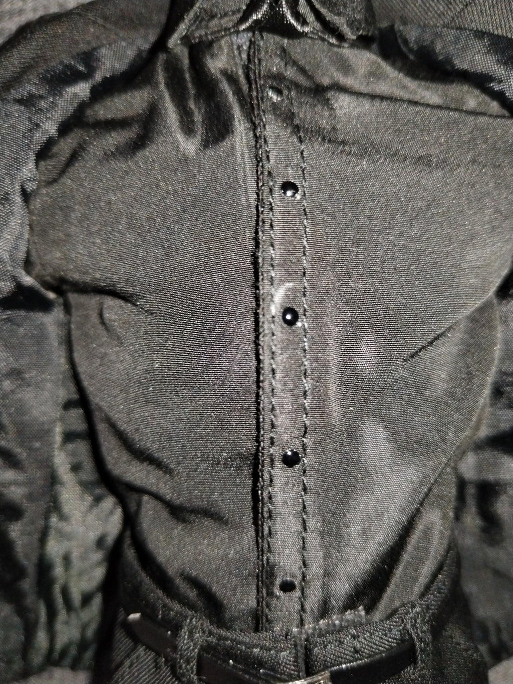 Assassin Underworld 1/6: solapa del saco negro, detalle