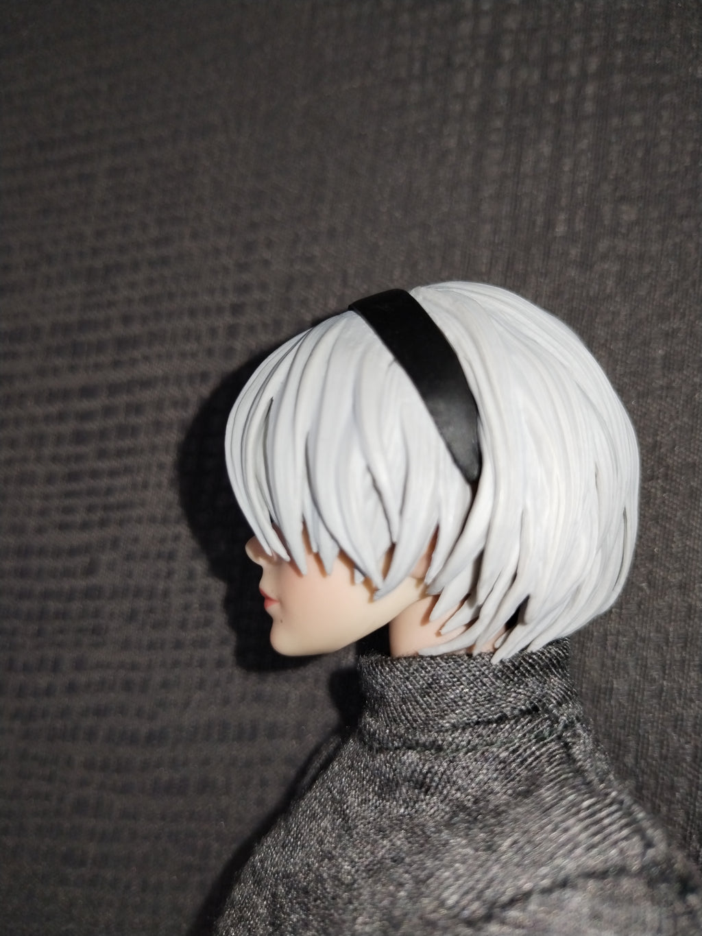 Assassin Girl 1/6: corte de cabello plateado visto desde arriba