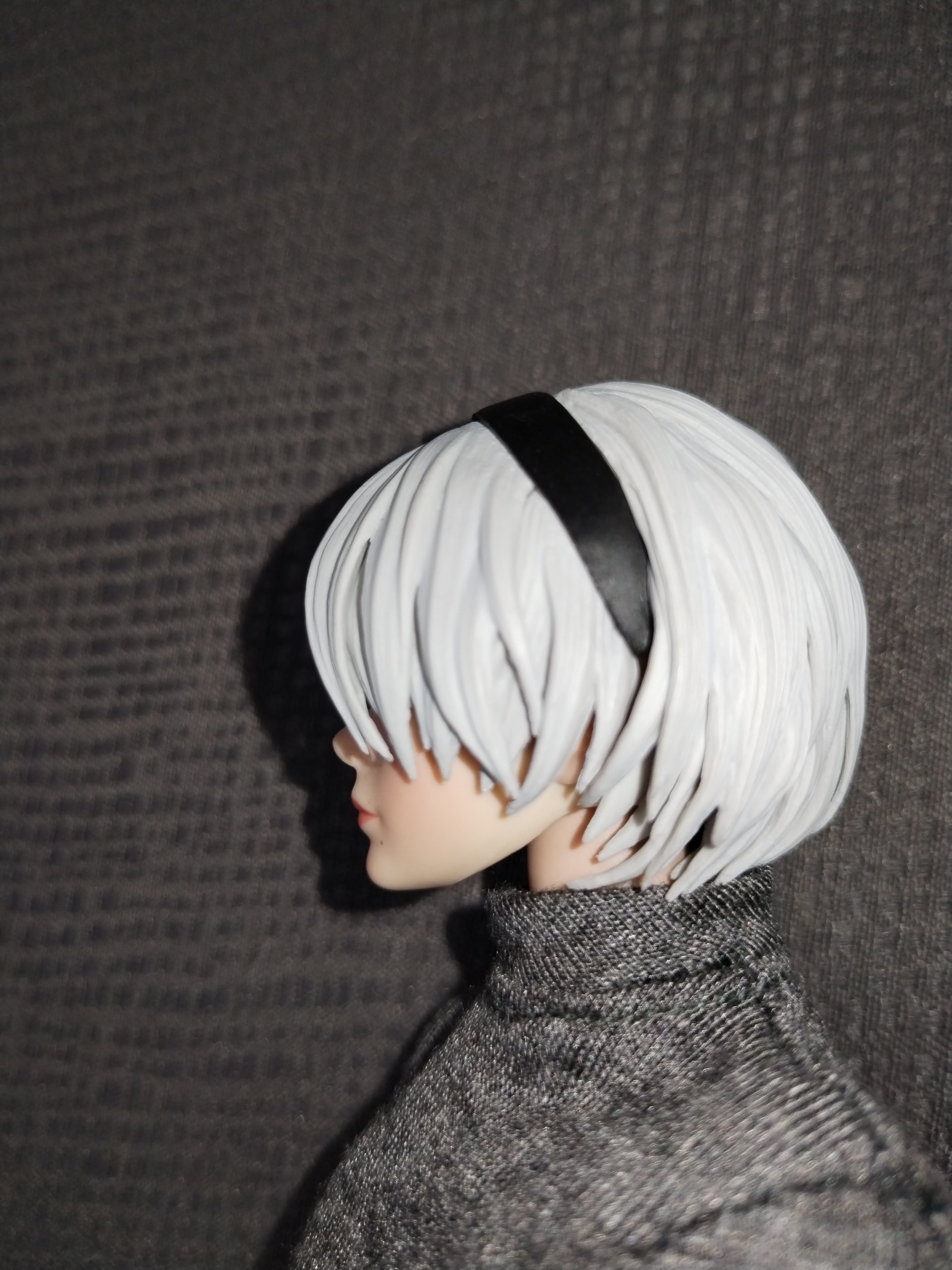 Assassin Girl 1/6: corte de cabello plateado visto desde arriba