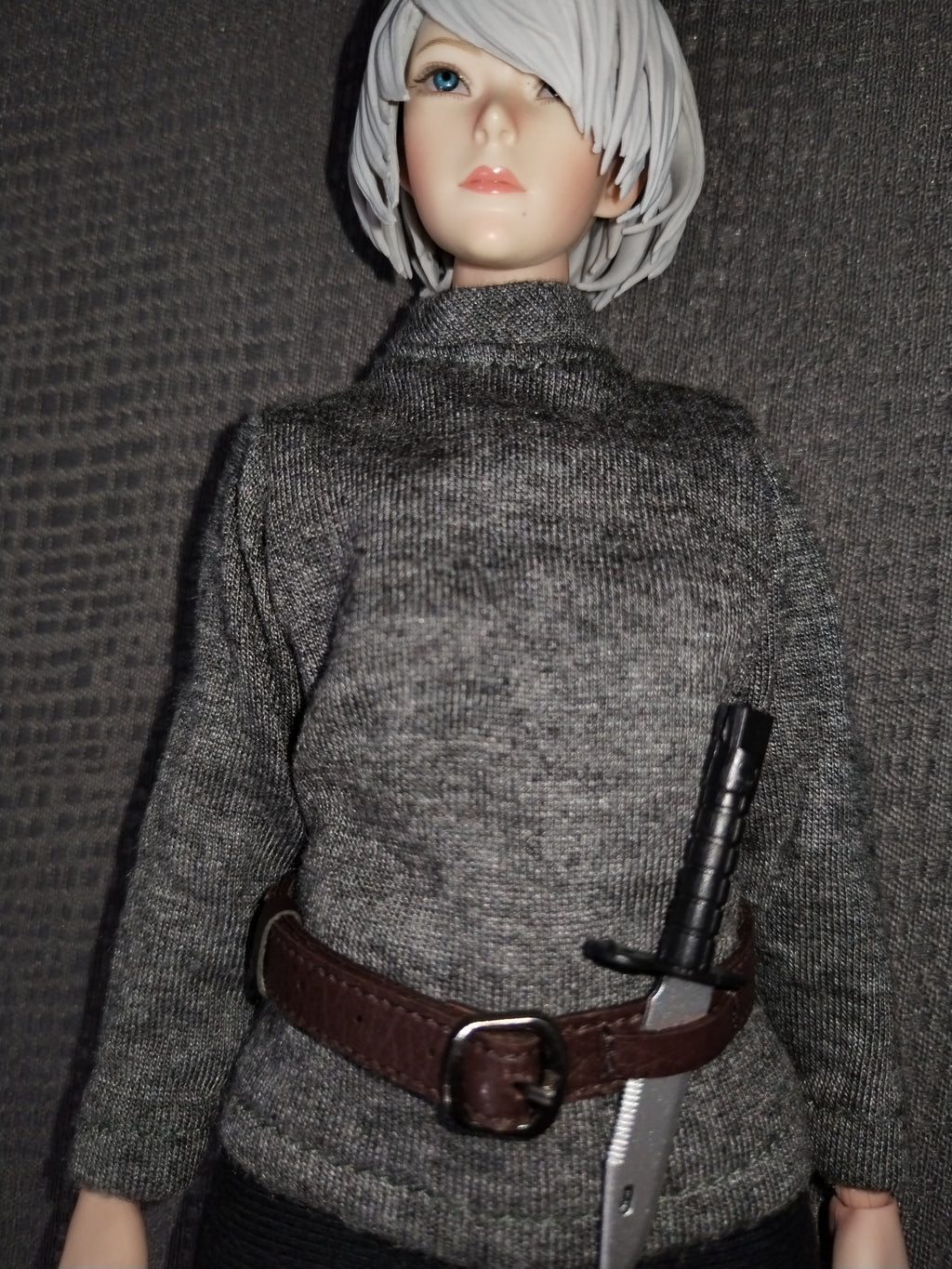 Assassin Girl 1/6: torso con suéter tejido y cinturón café