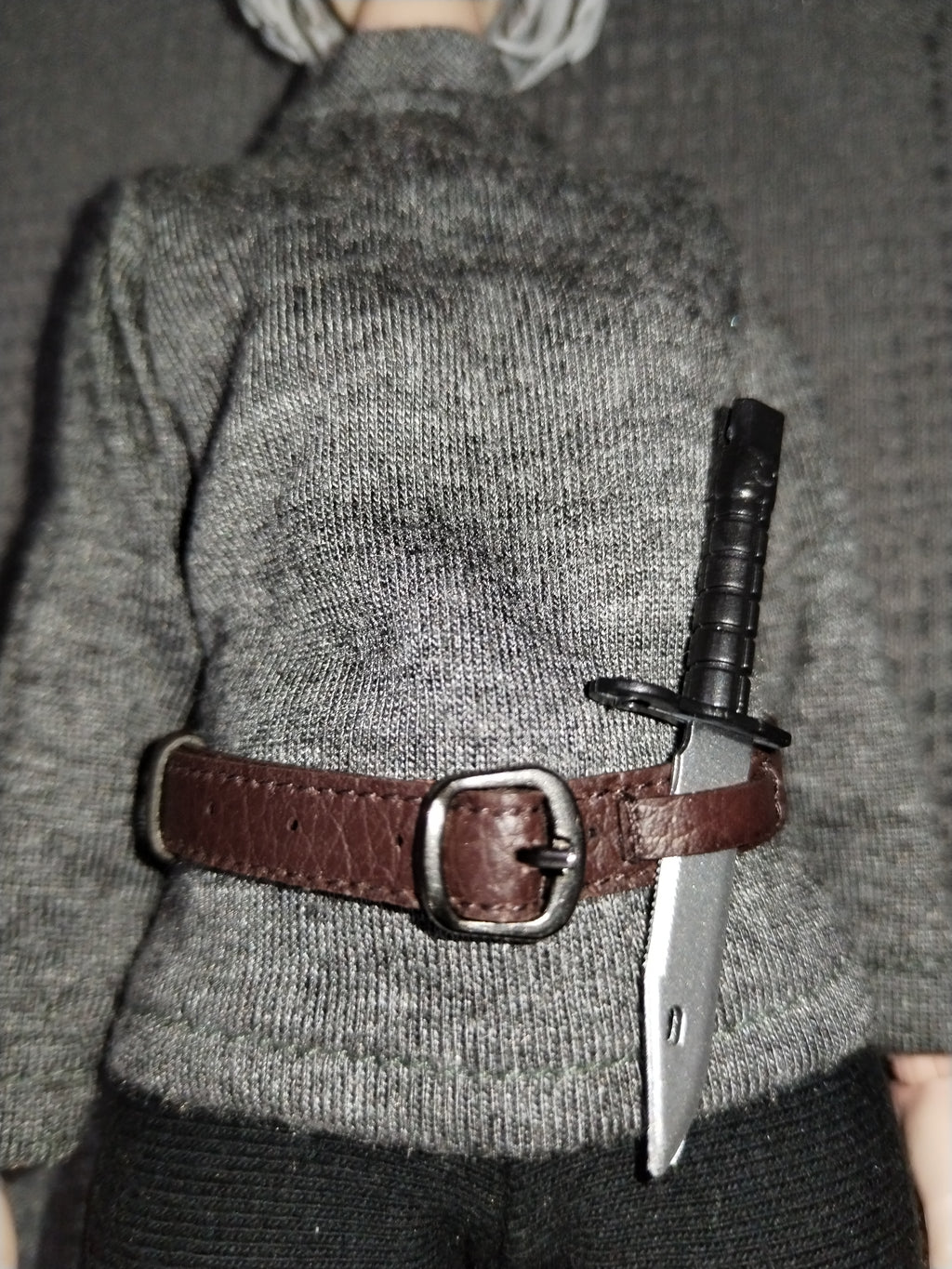 Assassin Girl 1/6: cuchillo al cinto sobre el suéter gris