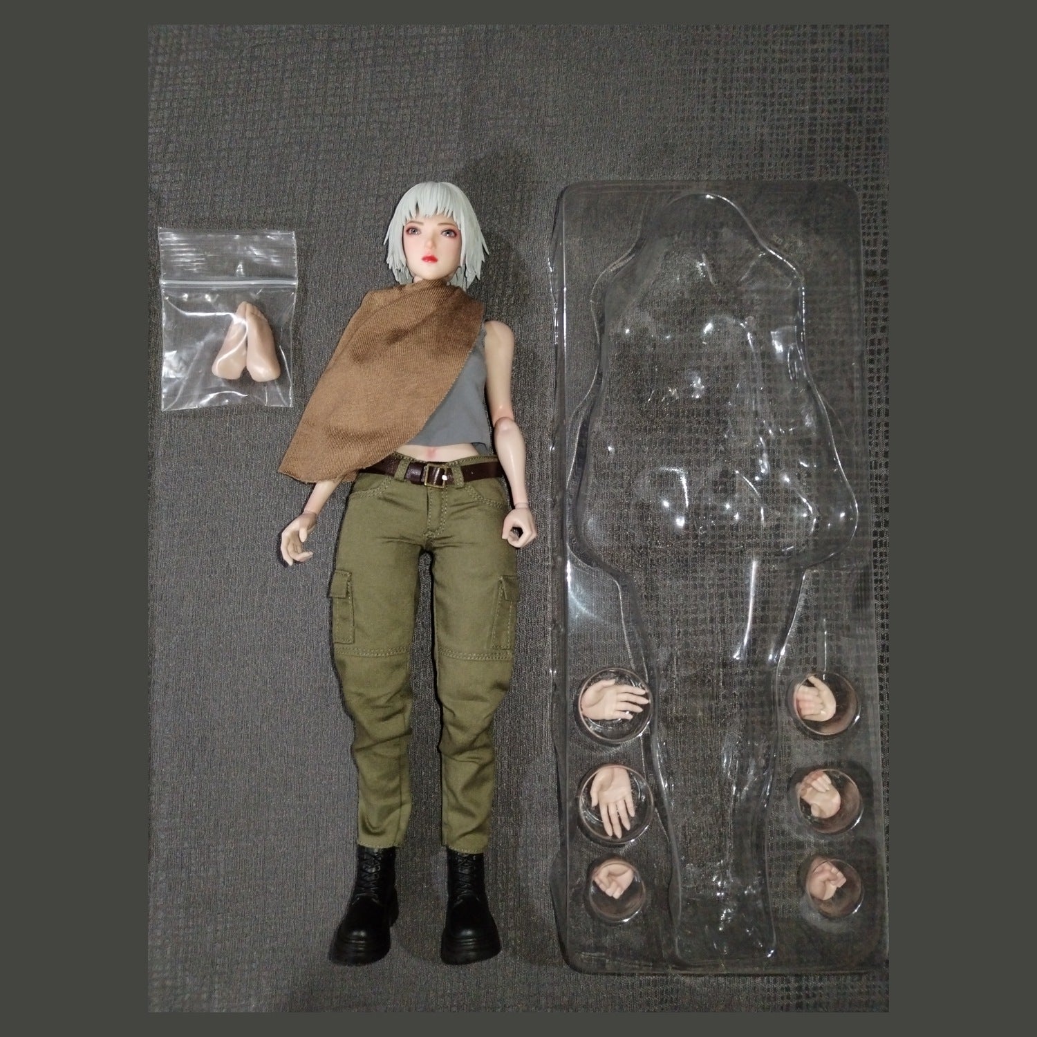 Ash Girl custom 1/6: figura con pantalón táctico y manta al hombro, pistola con funda, charola de manos y pies intercambiables