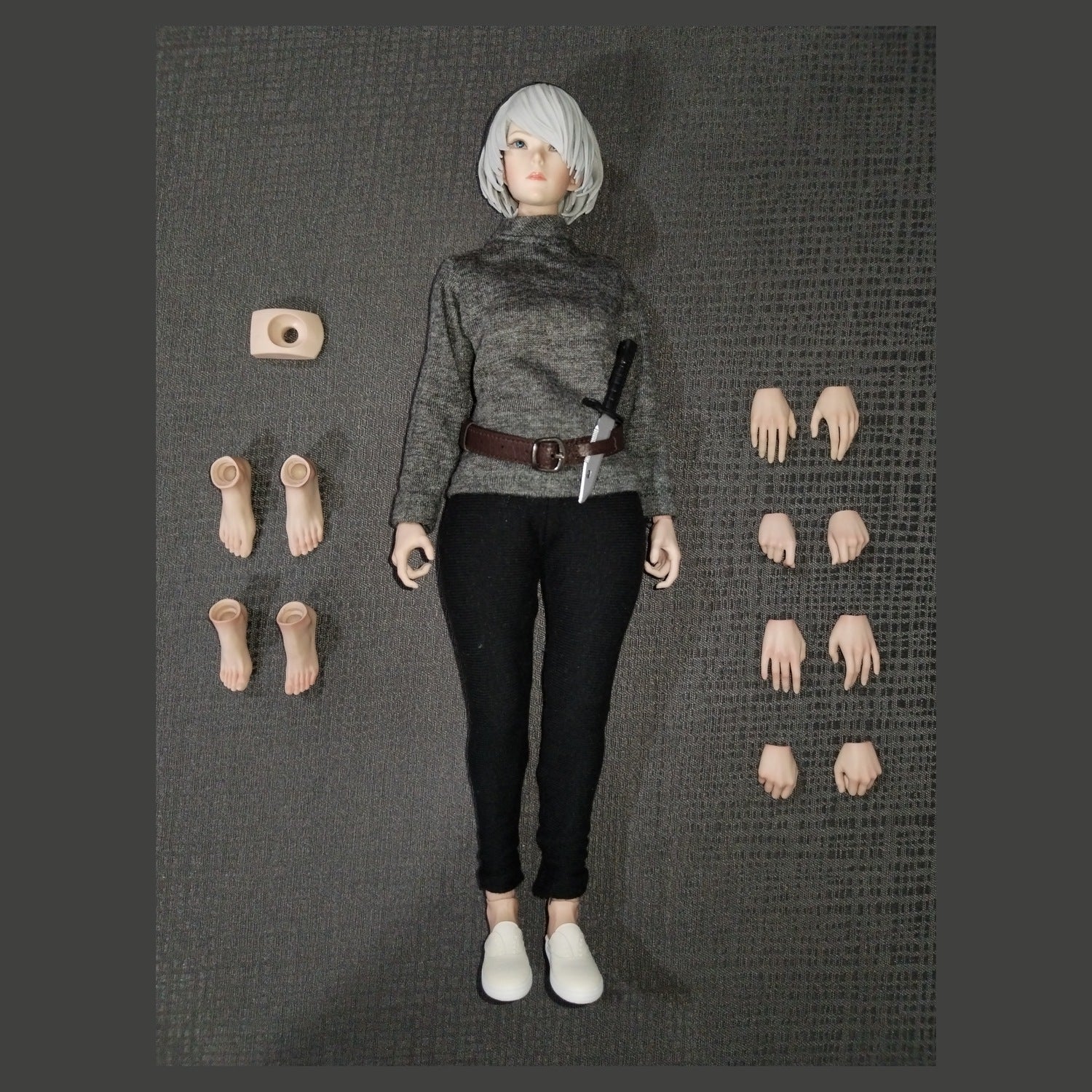 Assassin Girl custom 1/6: figura con suéter tejido a mano, leggings negros, cuchillo al cinto y manos y pies intercambiables