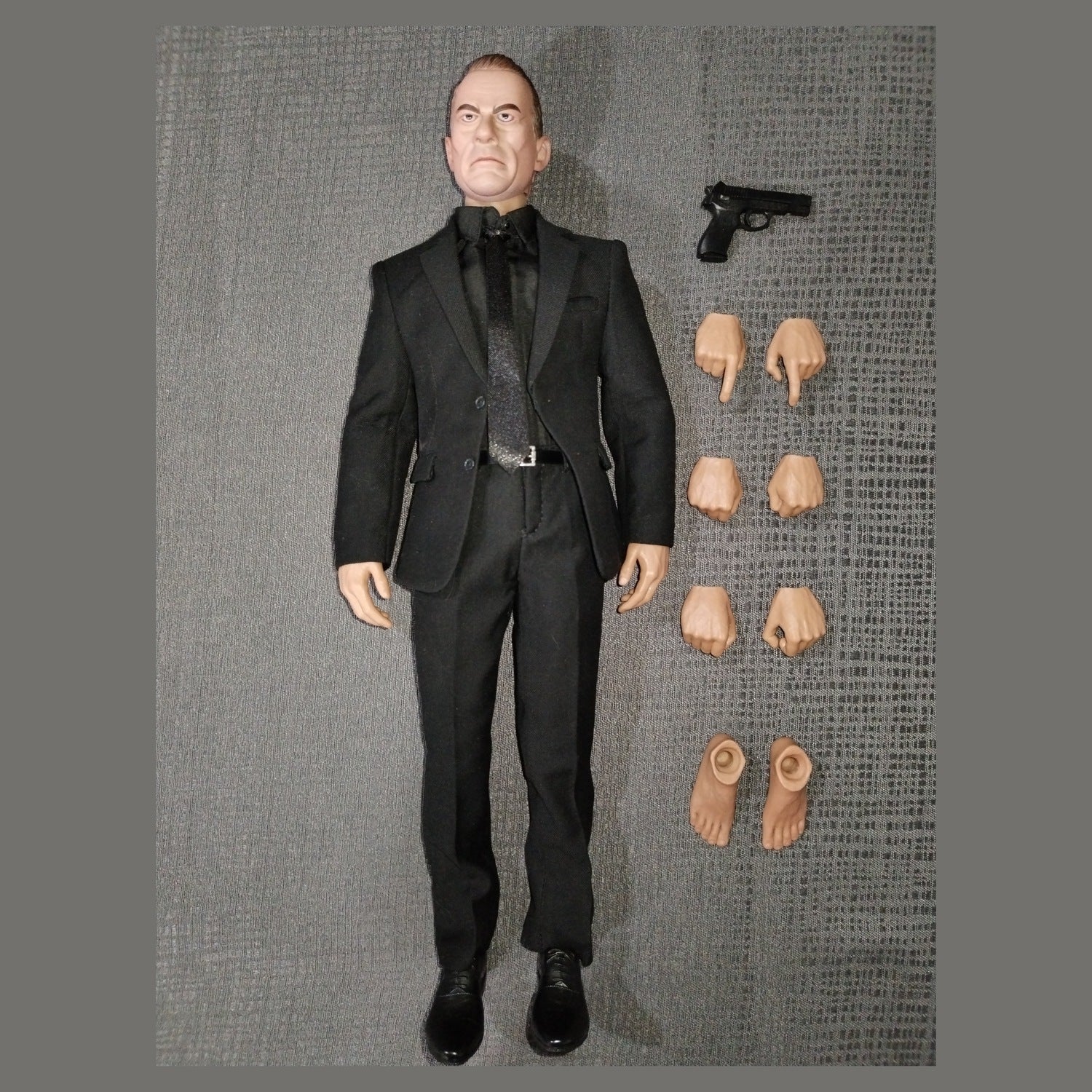 Bodyguard Underworld custom 1/6: figura con traje negro completo, pistola y cuatro pares de manos intercambiables