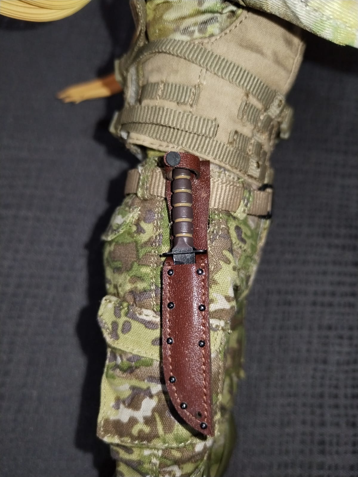 Recon Girl 1/6: cuchillo al pecho, acercamiento a la funda