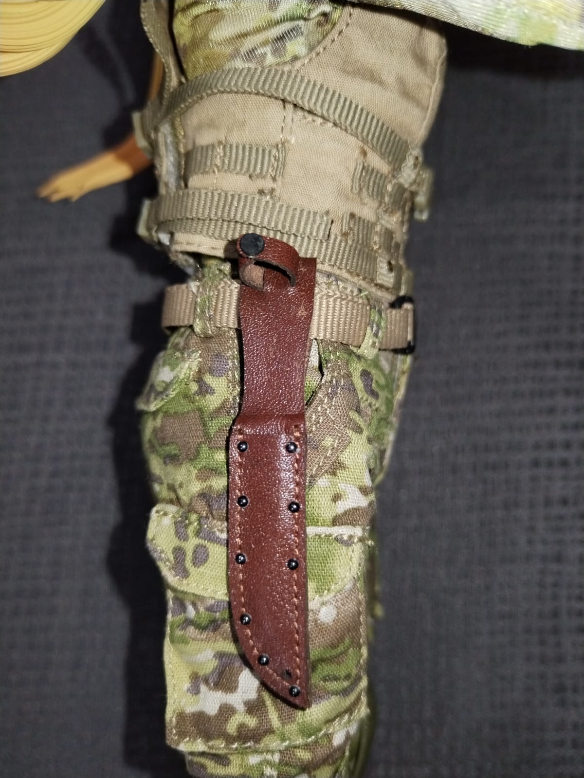 Recon Girl 1/6: cuchillo en su funda sobre el pecho