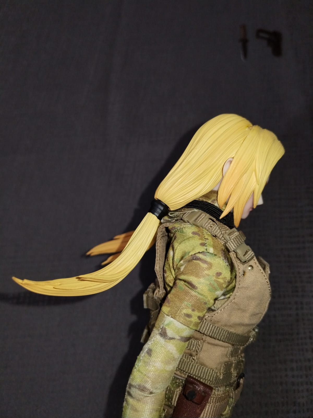 Recon Girl 1/6: coletas amarillas vistas desde atrás