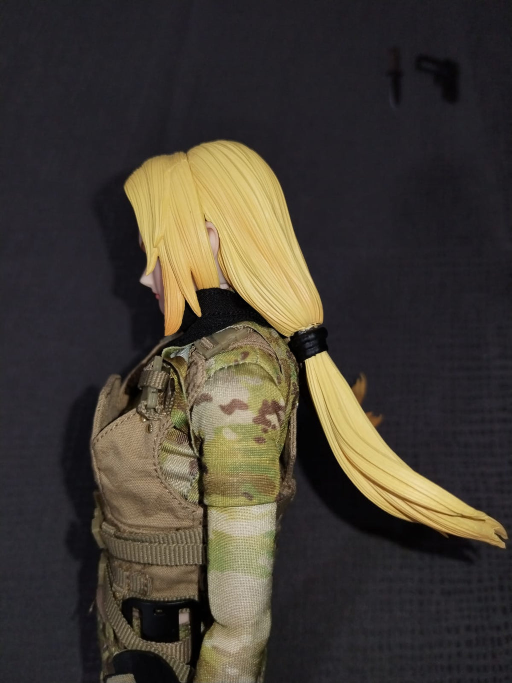 Recon Girl 1/6: cabeza de perfil con coletas amarillas