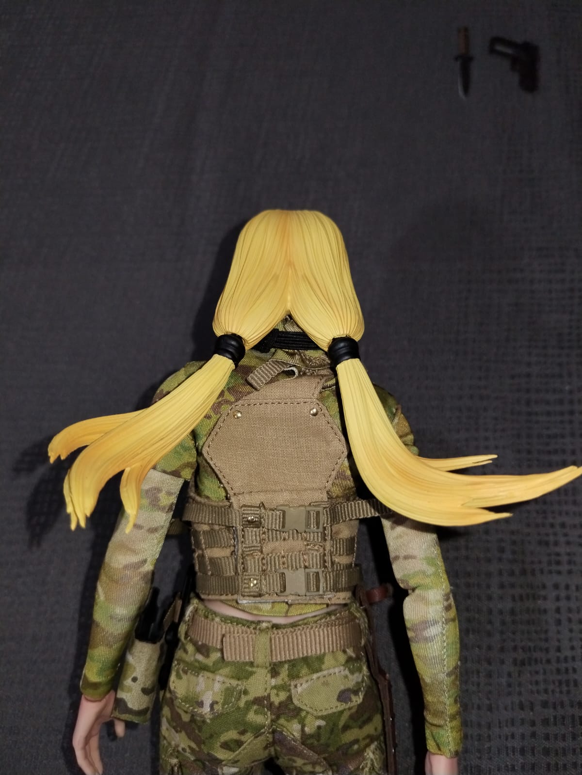 Recon Girl 1/6: espalda con el chaleco y las coletas