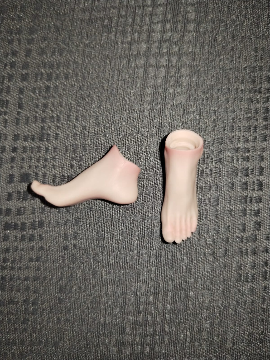 Recon Girl 1/6: pie desnudo y antebrazo, segunda vista