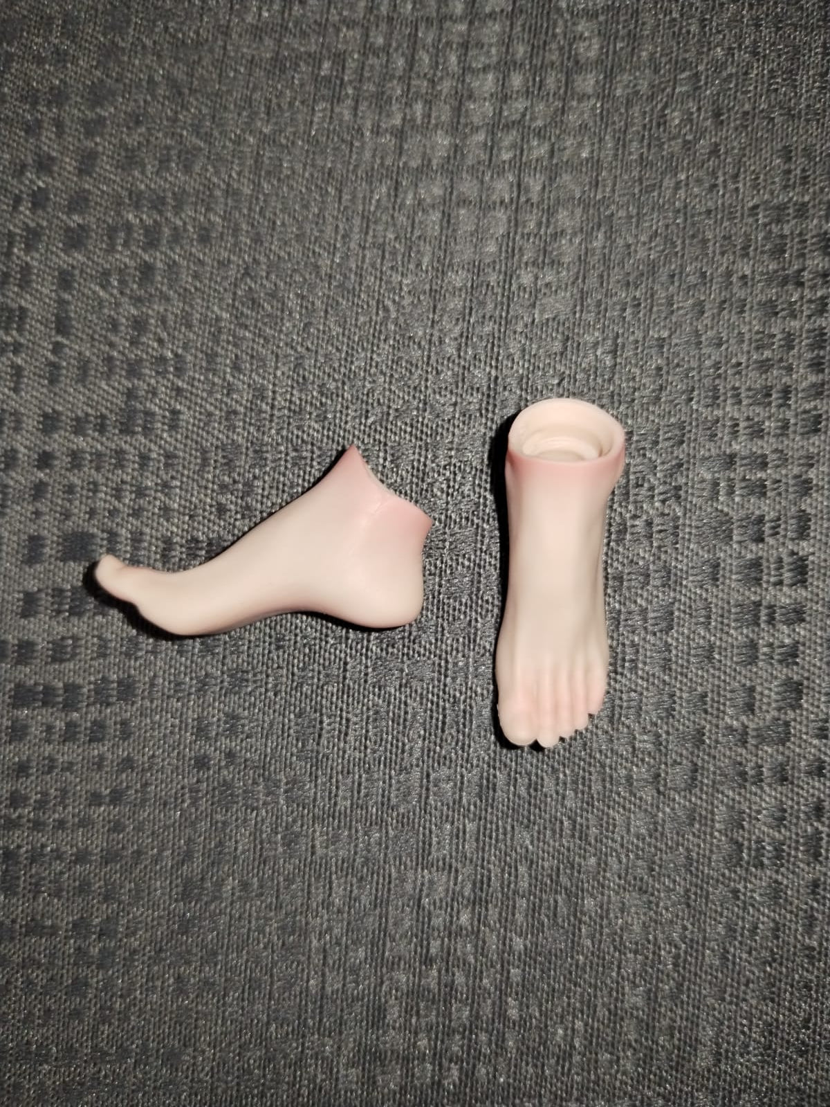 Recon Girl 1/6: pie desnudo y antebrazo, segunda vista