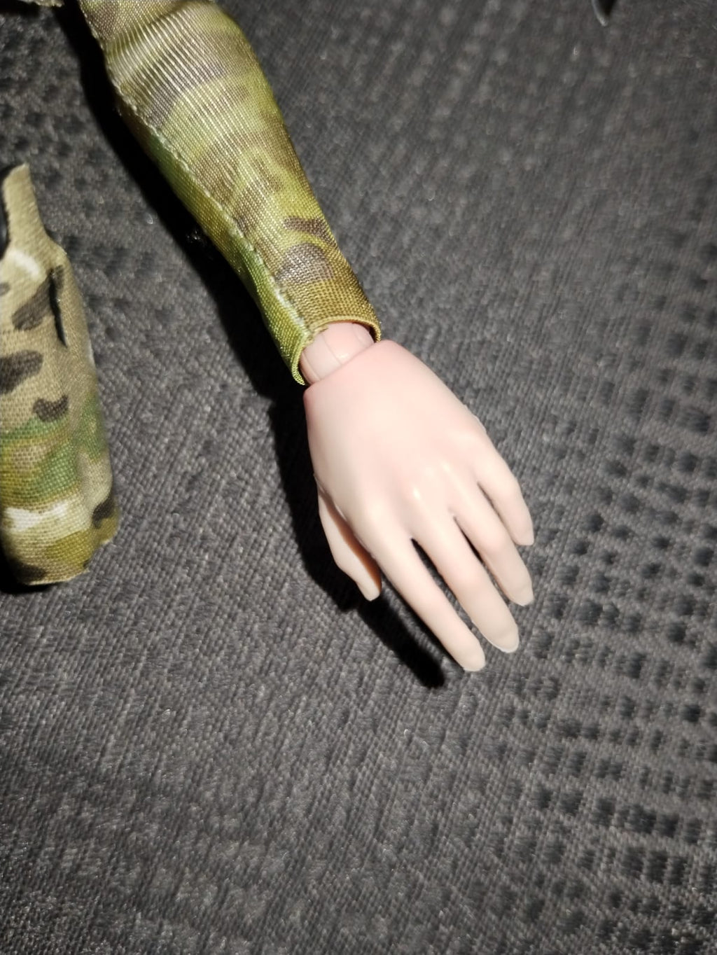 Recon Girl 1/6: brazo con manga camuflada y mano abierta
